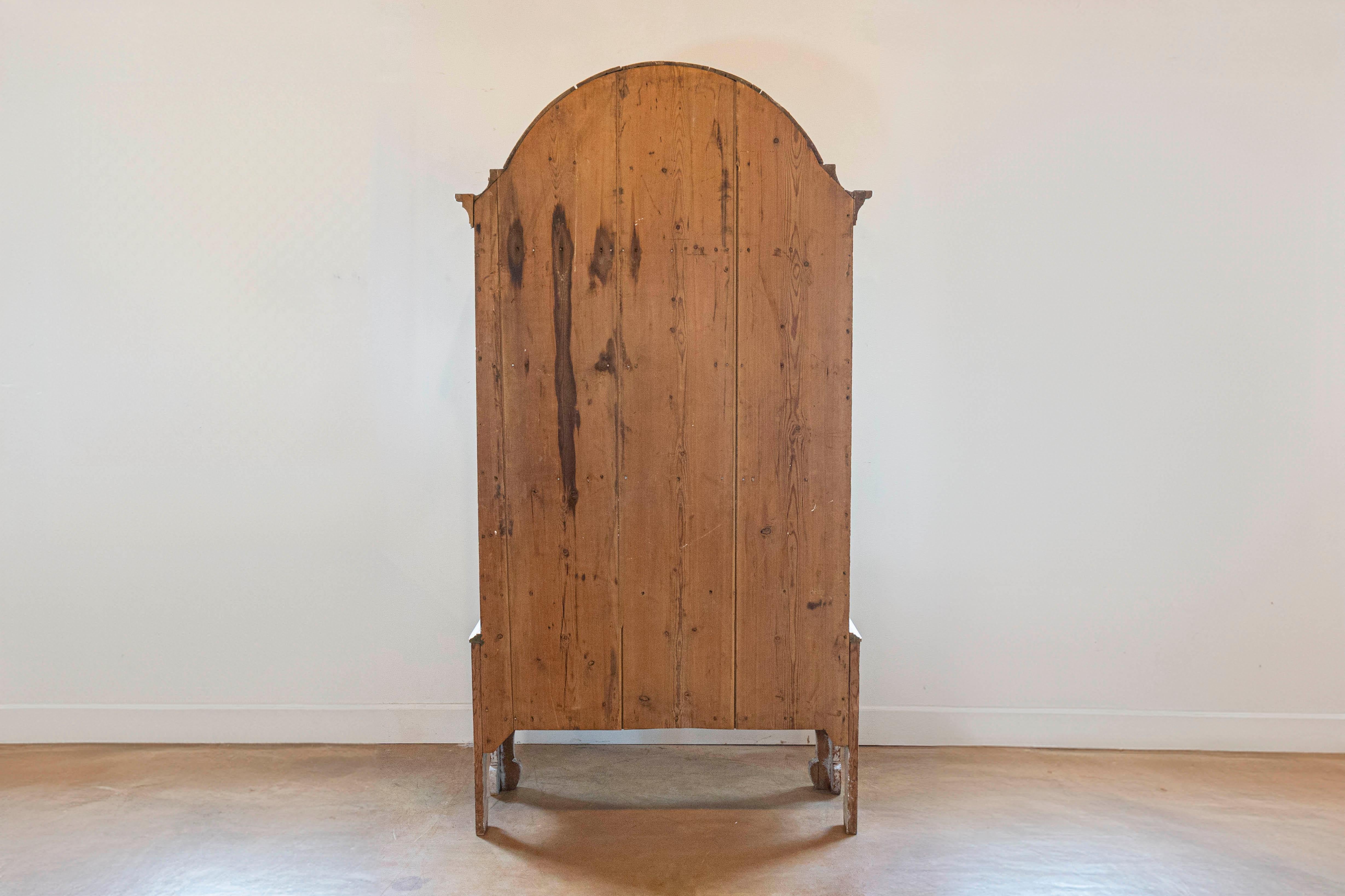 Legno Armadio svedese del XIX secolo con piano Bonnet e finitura dipinta di bianco sporco in vendita