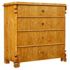 Commode suédoise en bouleau sculpté du XIXe siècle