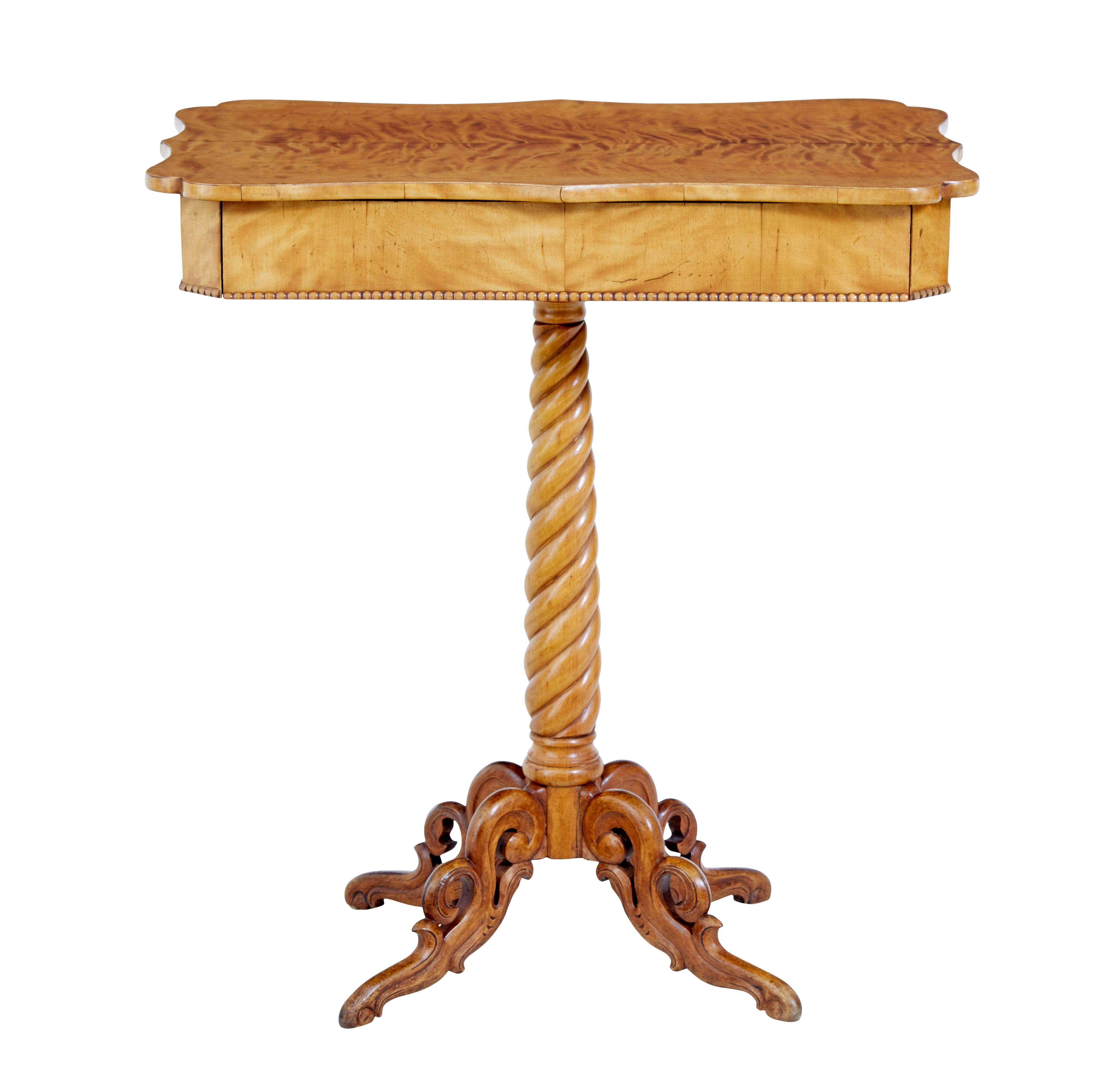 Table d'appoint suédoise du 19ème siècle en bouleau sculpté Bon état - En vente à Debenham, Suffolk