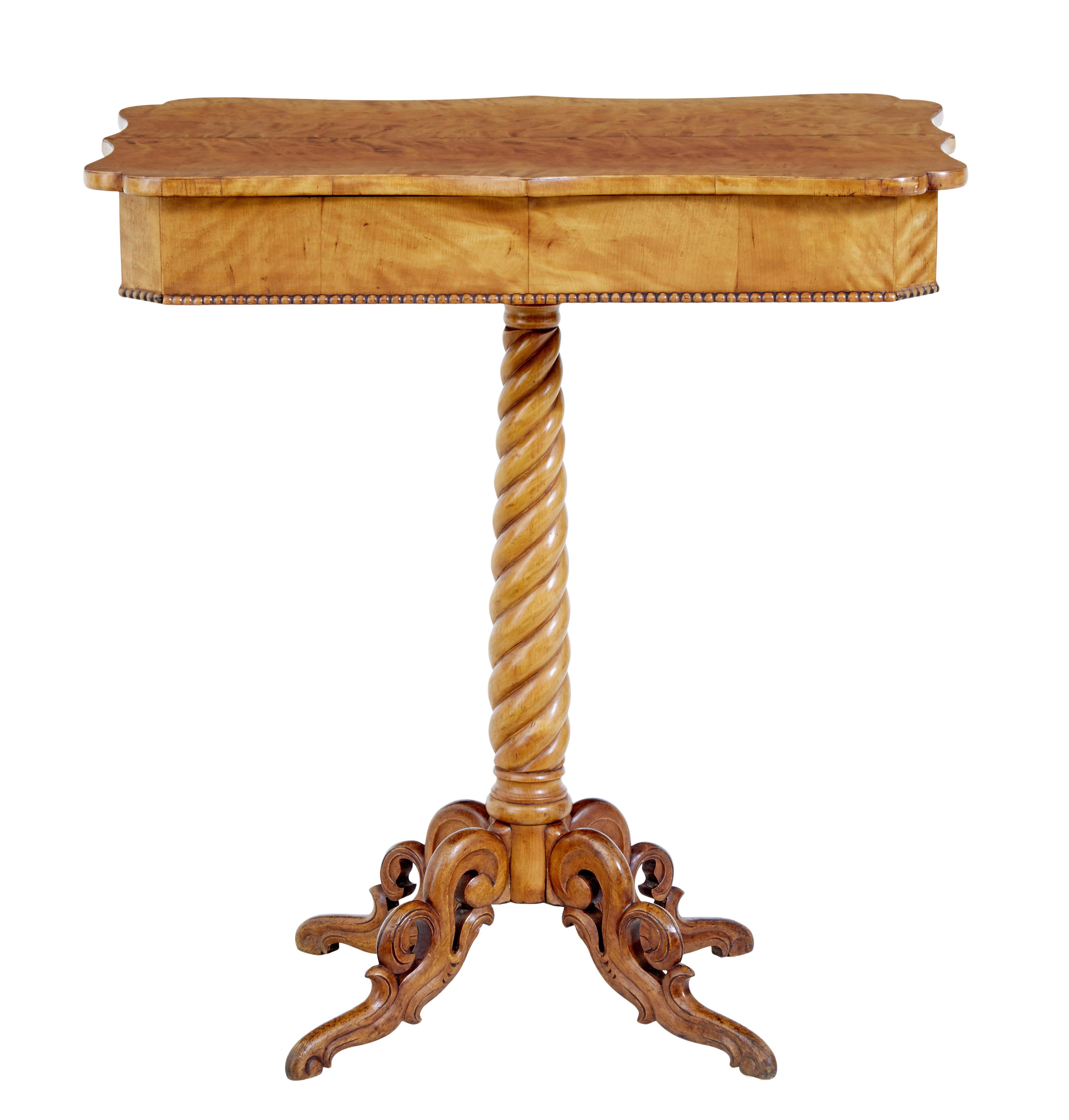 Bouleau Table d'appoint suédoise du 19ème siècle en bouleau sculpté en vente