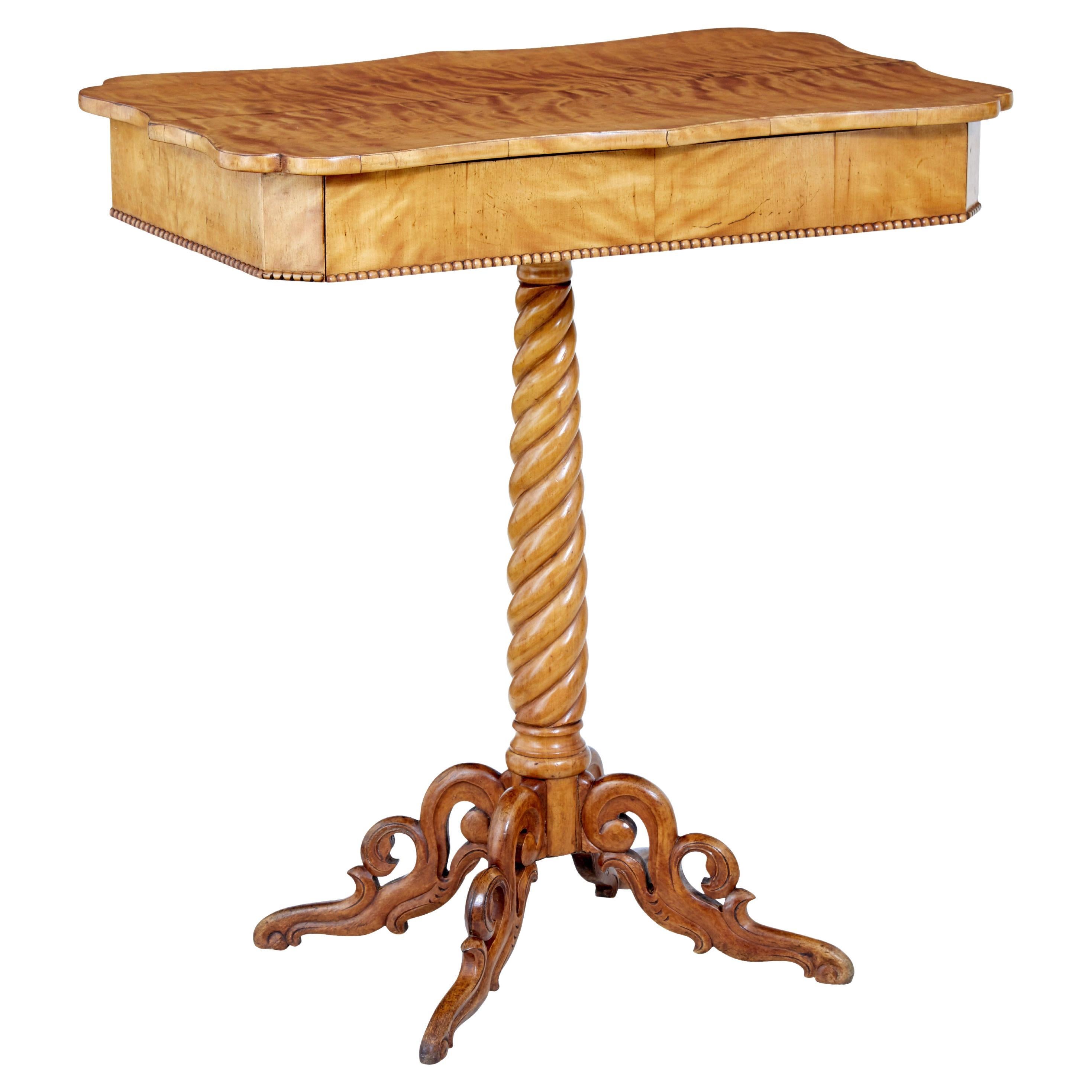 Table d'appoint suédoise du 19ème siècle en bouleau sculpté en vente