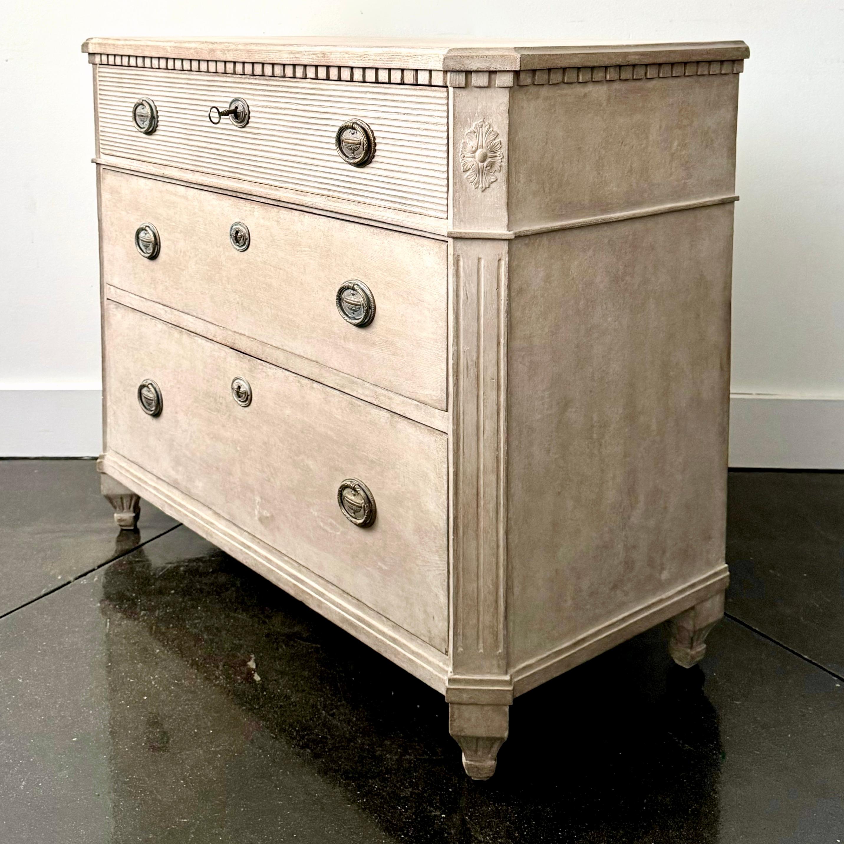 Swedish 19th Century Chest of Drawer With Reeded Drawer Front In Good Condition In Charleston, SC