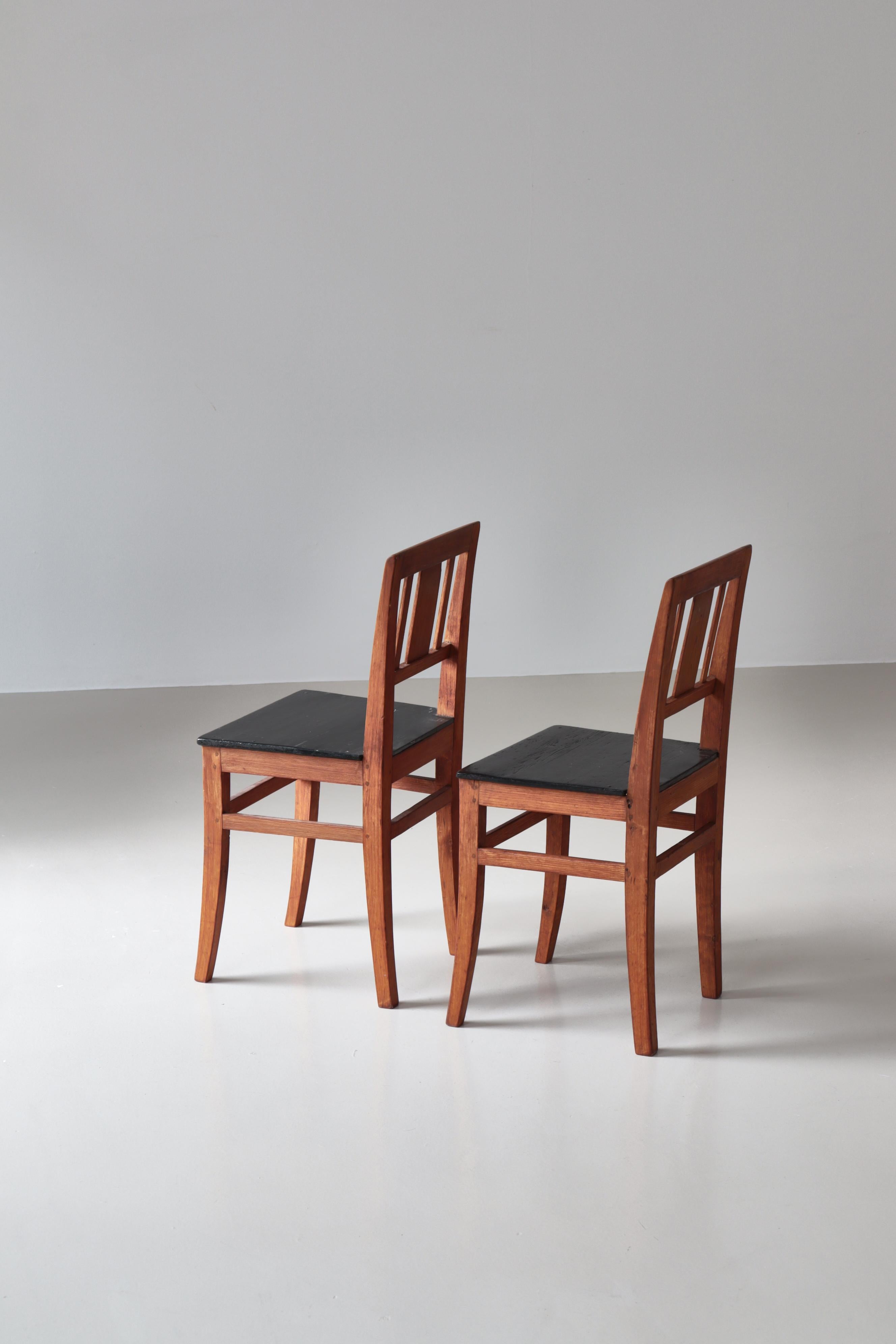 Pin Chaises d'appoint suédoises d'art populaire du XIXe siècle en pin patiné en vente
