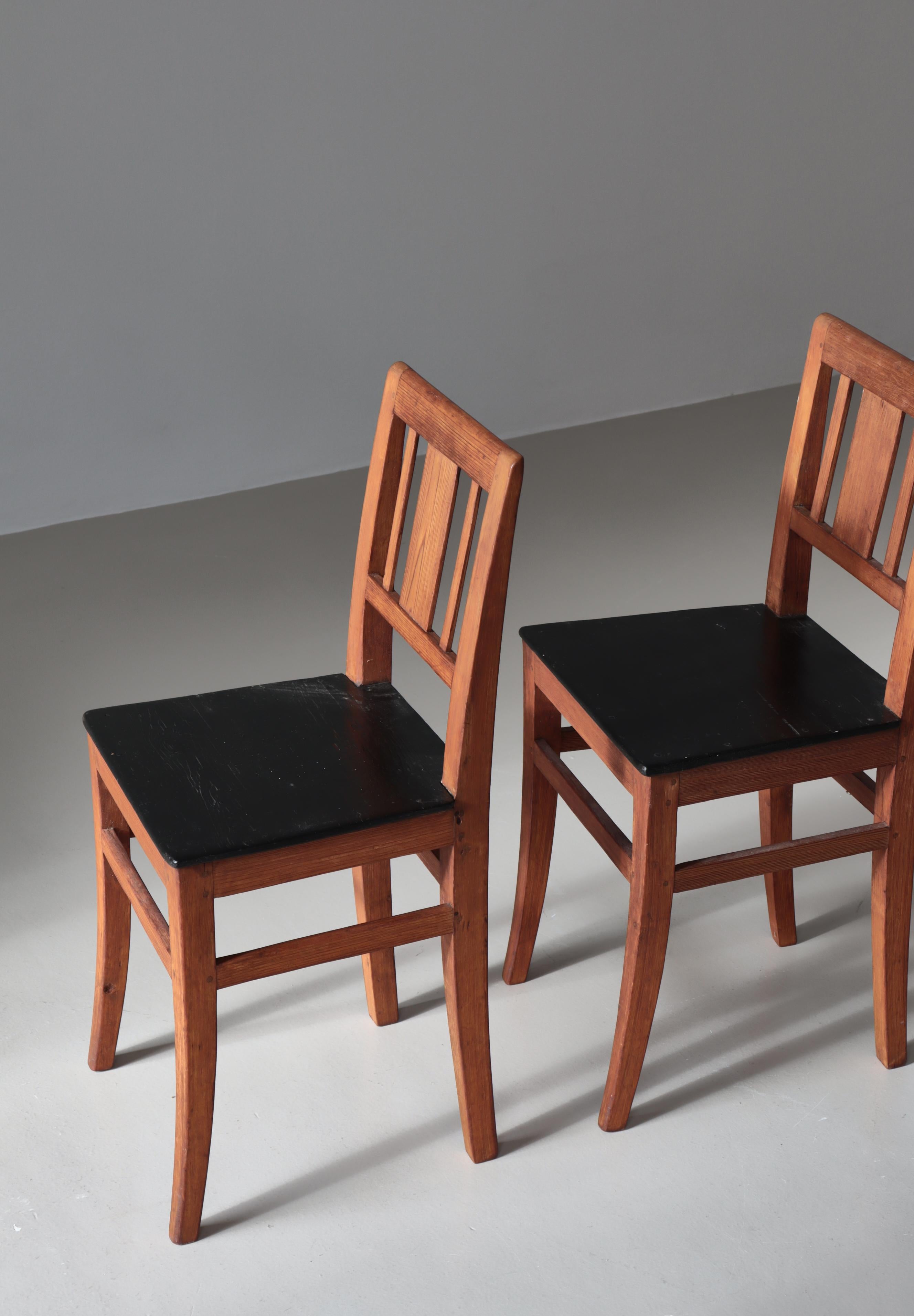 Chaises d'appoint suédoises d'art populaire du XIXe siècle en pin patiné en vente 1