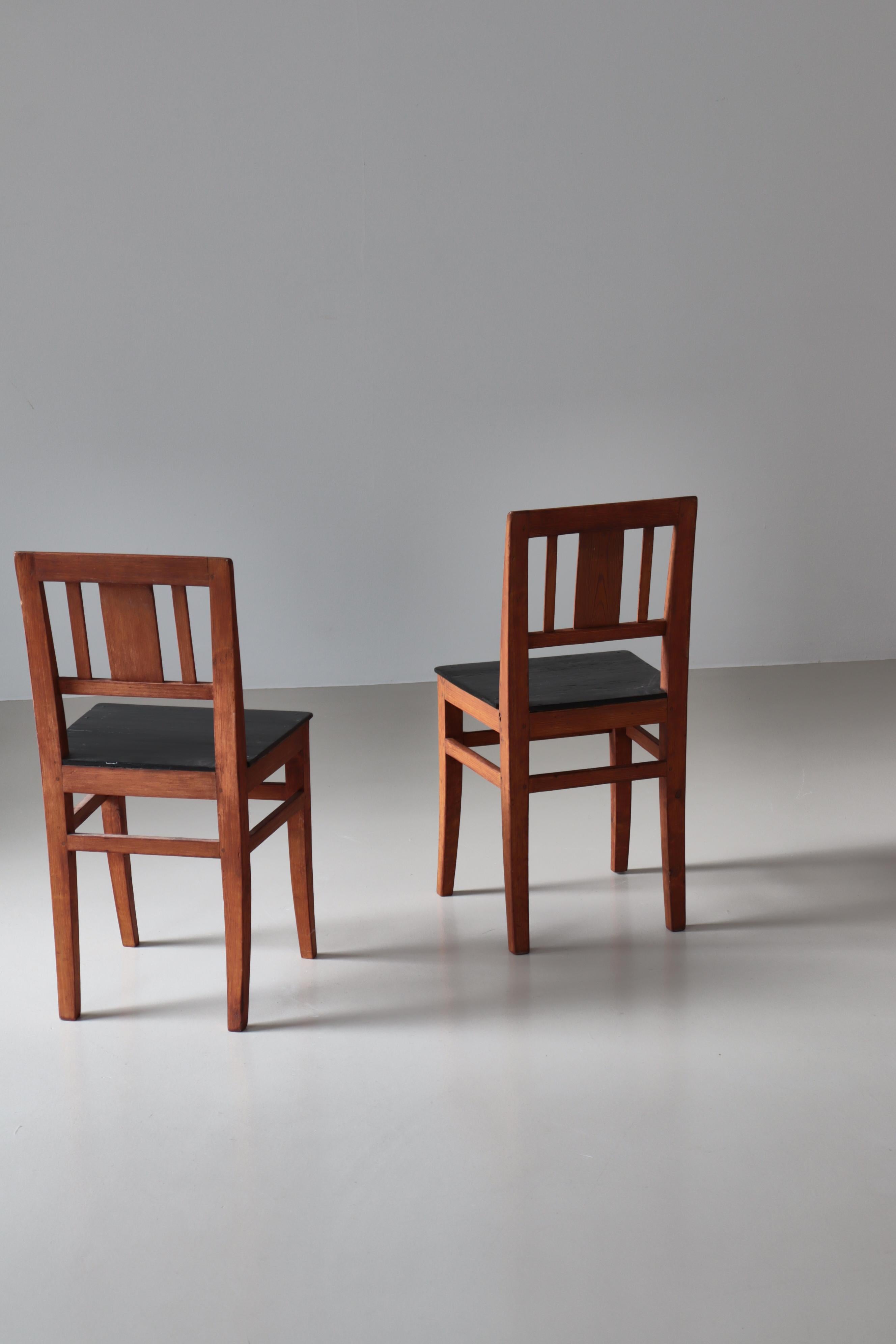 Chaises d'appoint suédoises d'art populaire du XIXe siècle en pin patiné en vente 3