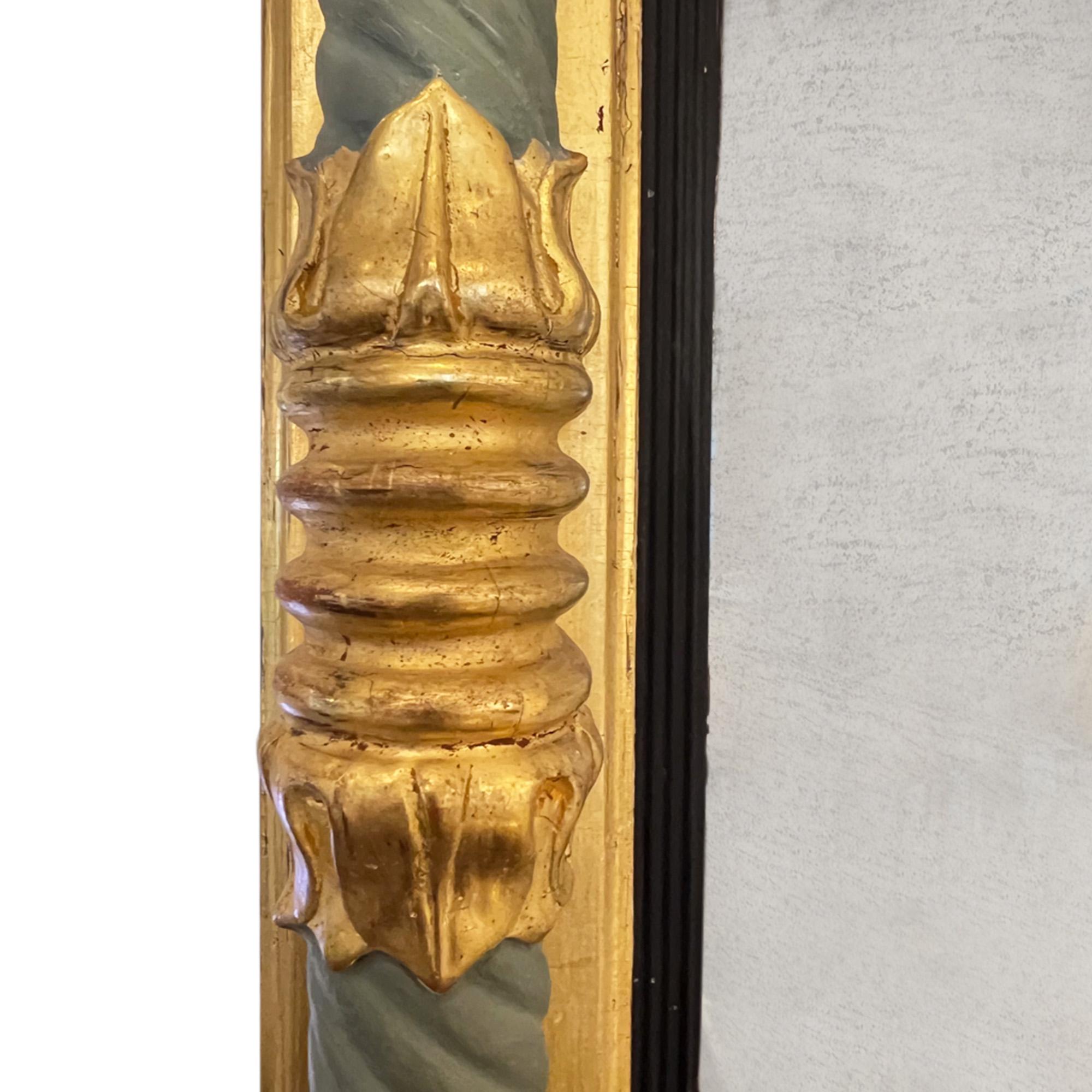 Dieser große Spiegel aus vergoldetem Holz wurde im 19. Jahrhundert in Schweden hergestellt. 

Wunderschöne Details, schön geschnitzt, ohne zu pingelig zu sein. Die aufgefrischte grüne Farbe passt gut zum Goldholz und die originale Spiegelplatte ist
