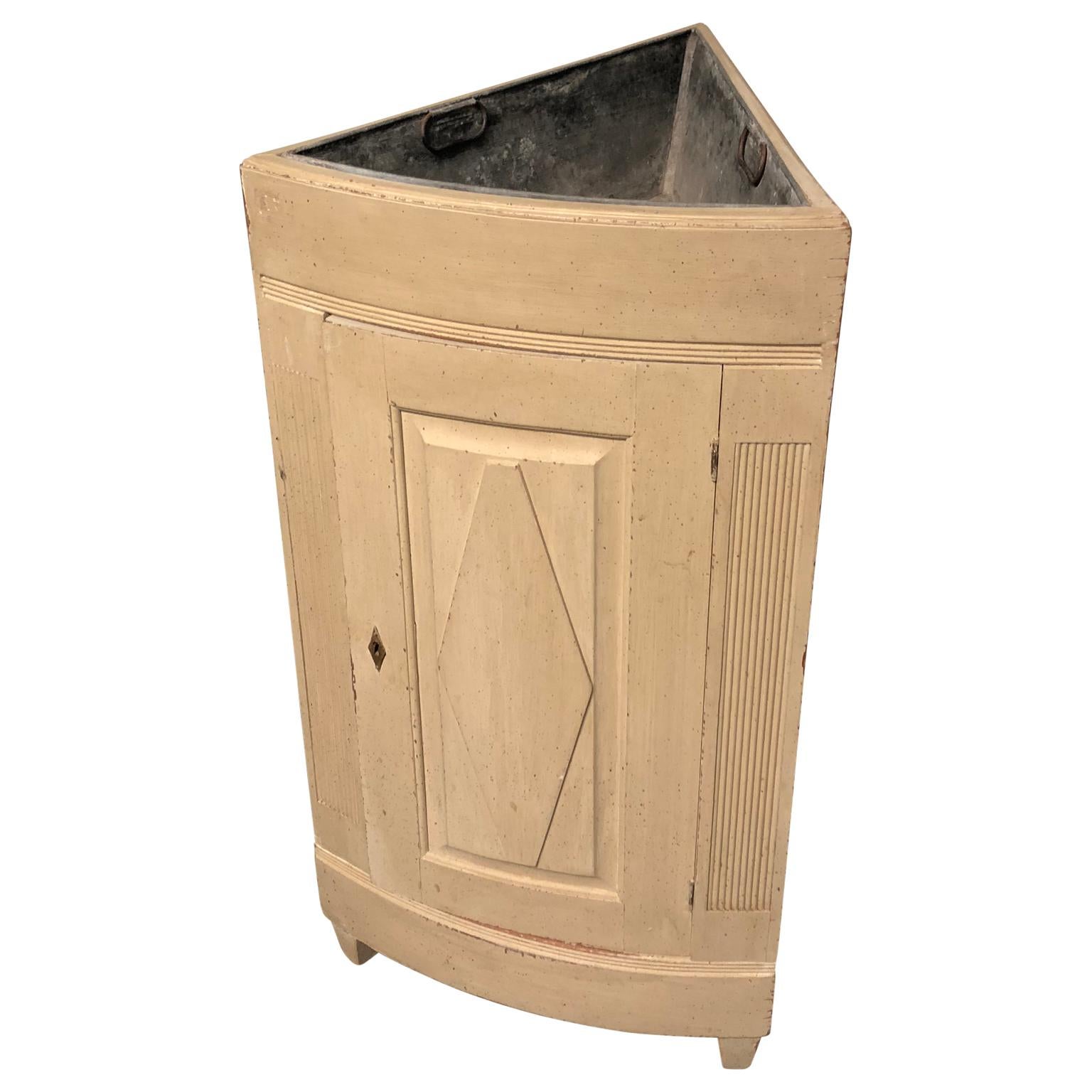 Swedish 19th century Gustavian style Jardinière planter with period Zinc Liner.

Corner piece could be used as a corner console with a marble top.