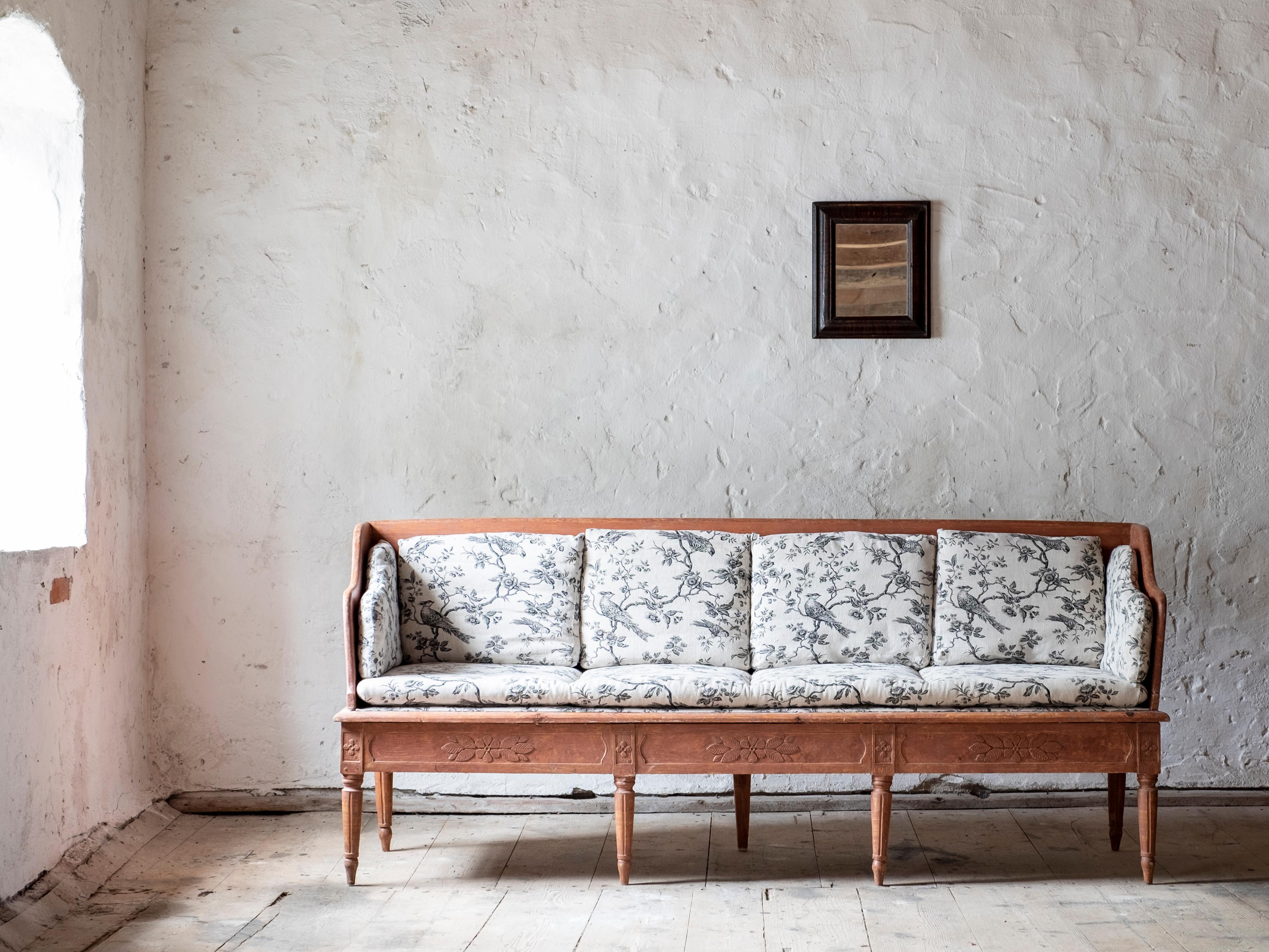 Fine early 19th century Gustavian sofa in its original finish with fine delicate floral carvings, Sweden, circa 1800.

The condition is very good. The original paint is in the wonderful Gustavian red. Structurally good and sturdy.


   