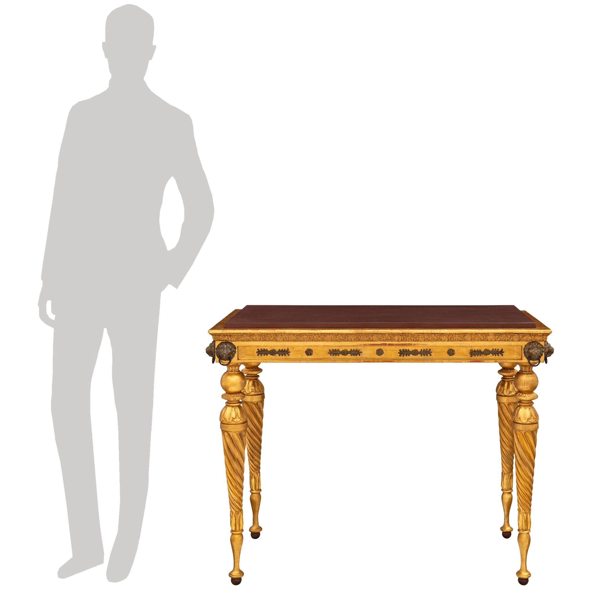Eine exquisite und sehr hübsche schwedische Konsole aus dem 19. Jahrhundert aus Gustavianischem St. Giltwood, künstlich bemaltem Porphyr, patiniertem Holz und Eisen, die Jonas Frisk zugeschrieben wird. Diese äußerst dekorative Konsole steht auf