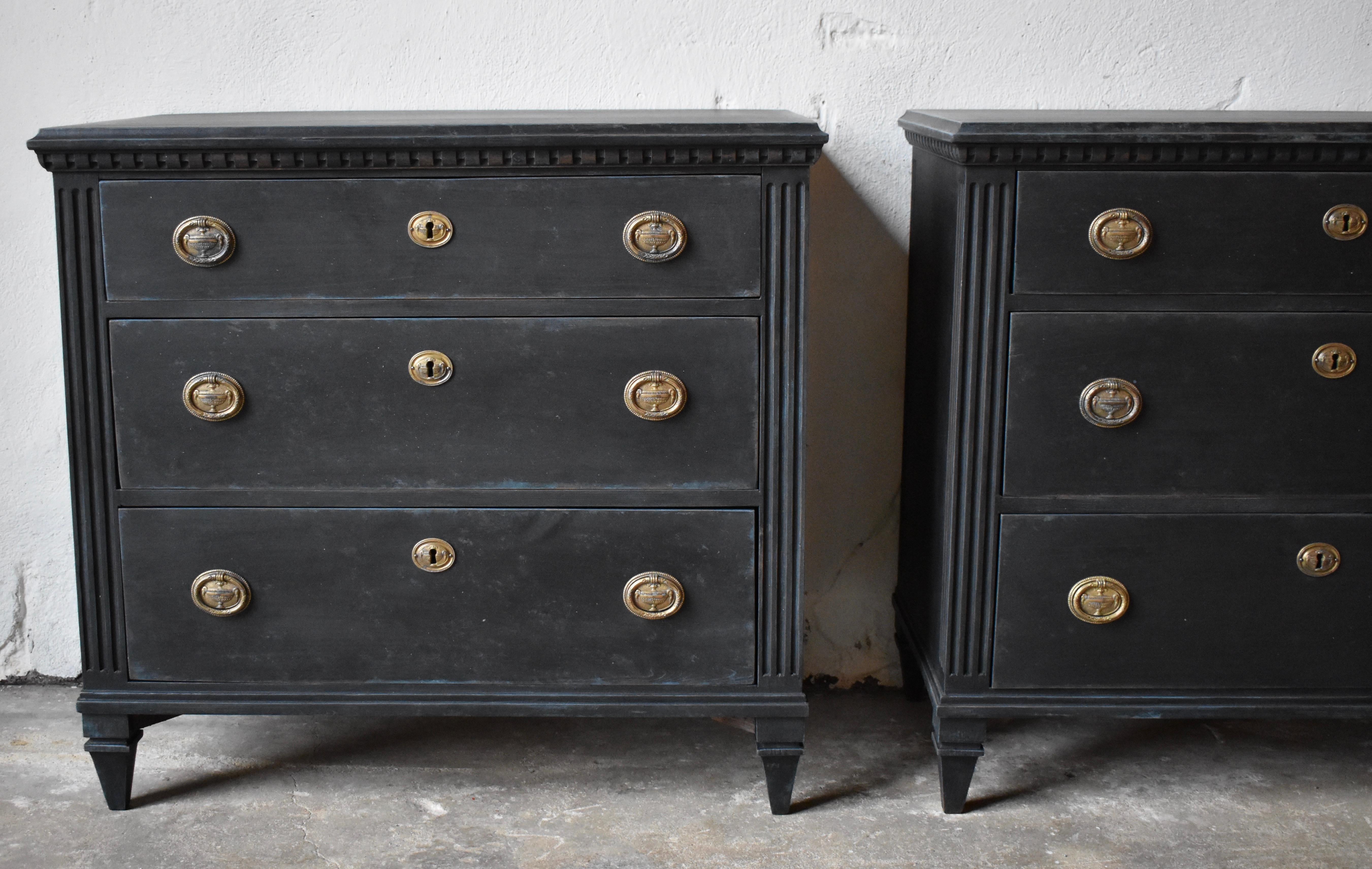 Swedish 19th century Gustavian style chest of drawers
In excellent condition
beautiful patina,
Key for each drawer exists.