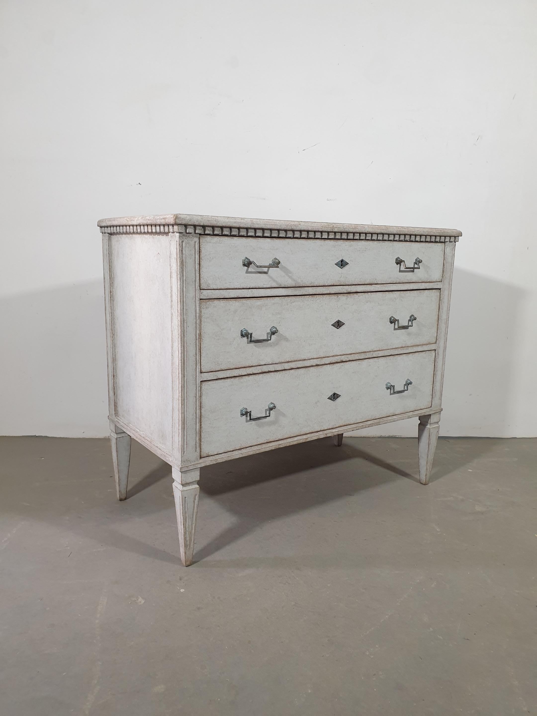 Carved Swedish 19th Century Gustavian Style Gray Three-Drawer Chest with Reeded Molding For Sale