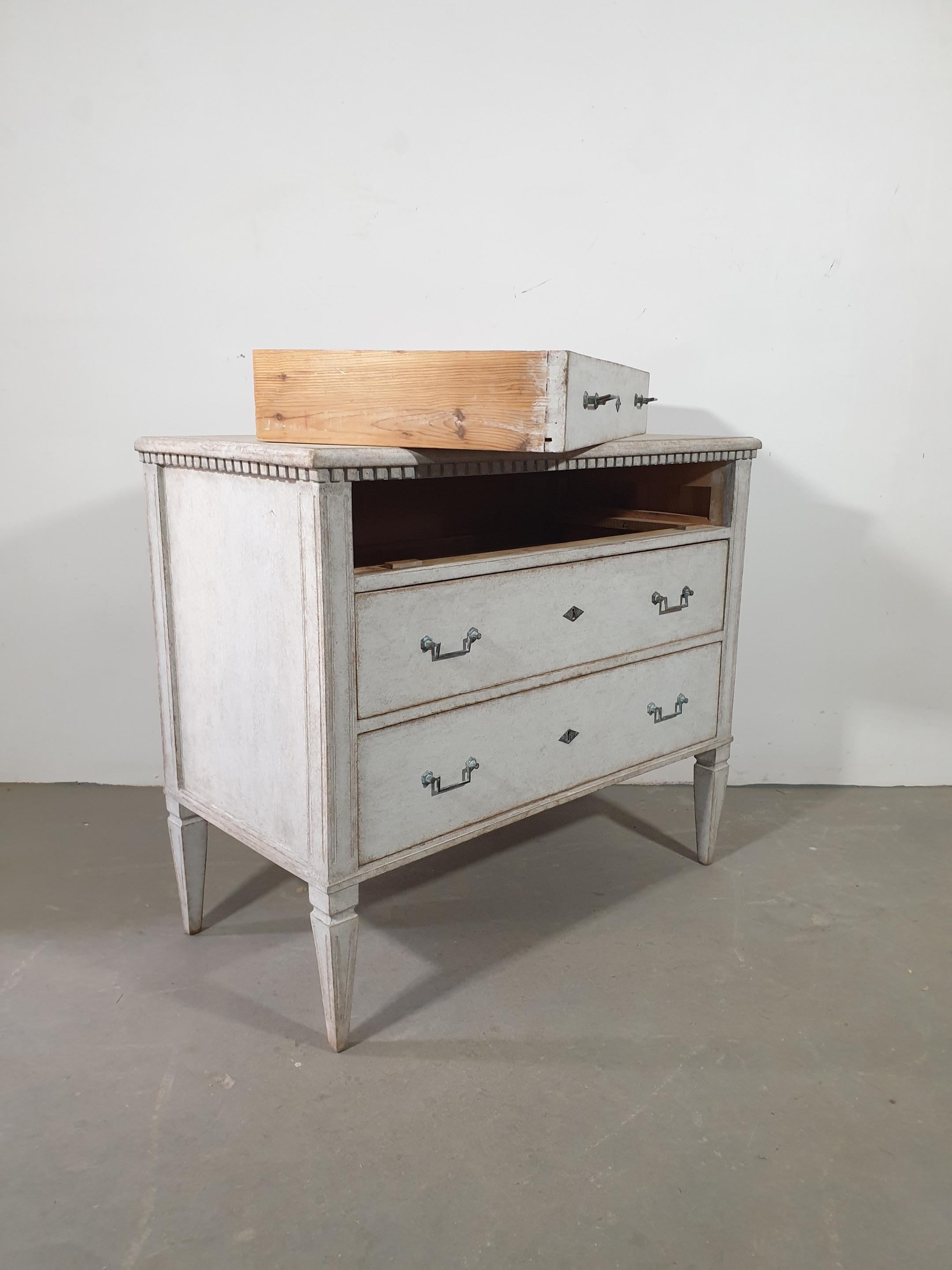 Swedish 19th Century Gustavian Style Gray Three-Drawer Chest with Reeded Molding For Sale 1