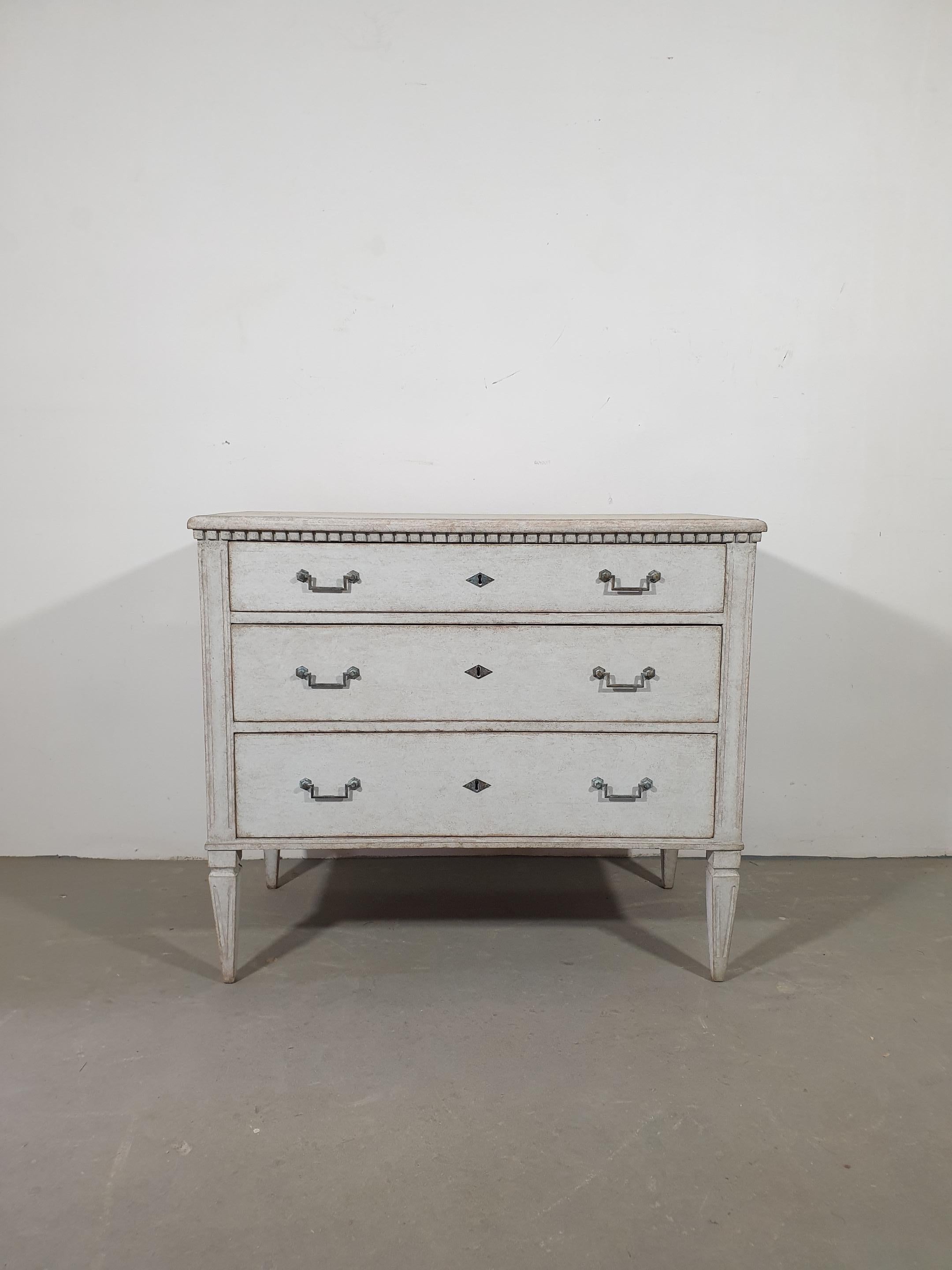 Swedish 19th Century Gustavian Style Gray Three-Drawer Chest with Reeded Molding For Sale 3