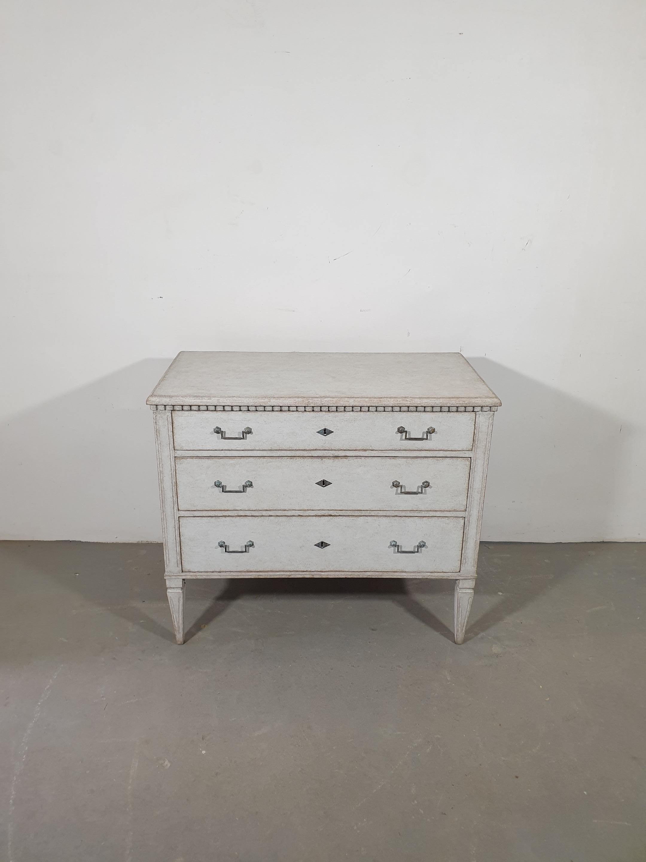 Swedish 19th Century Gustavian Style Gray Three-Drawer Chest with Reeded Molding For Sale 4