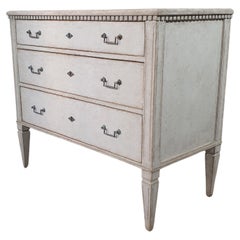 Commode suédoise de style gustavien du 19ème siècle à trois tiroirs gris avec moulure en roseau