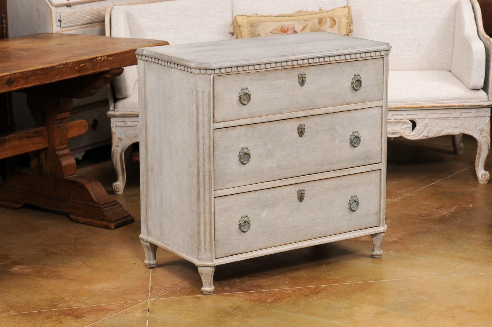 Swedish 19th Century Gustavian Style Painted and Carved Three-Drawer Chest In Good Condition For Sale In Atlanta, GA
