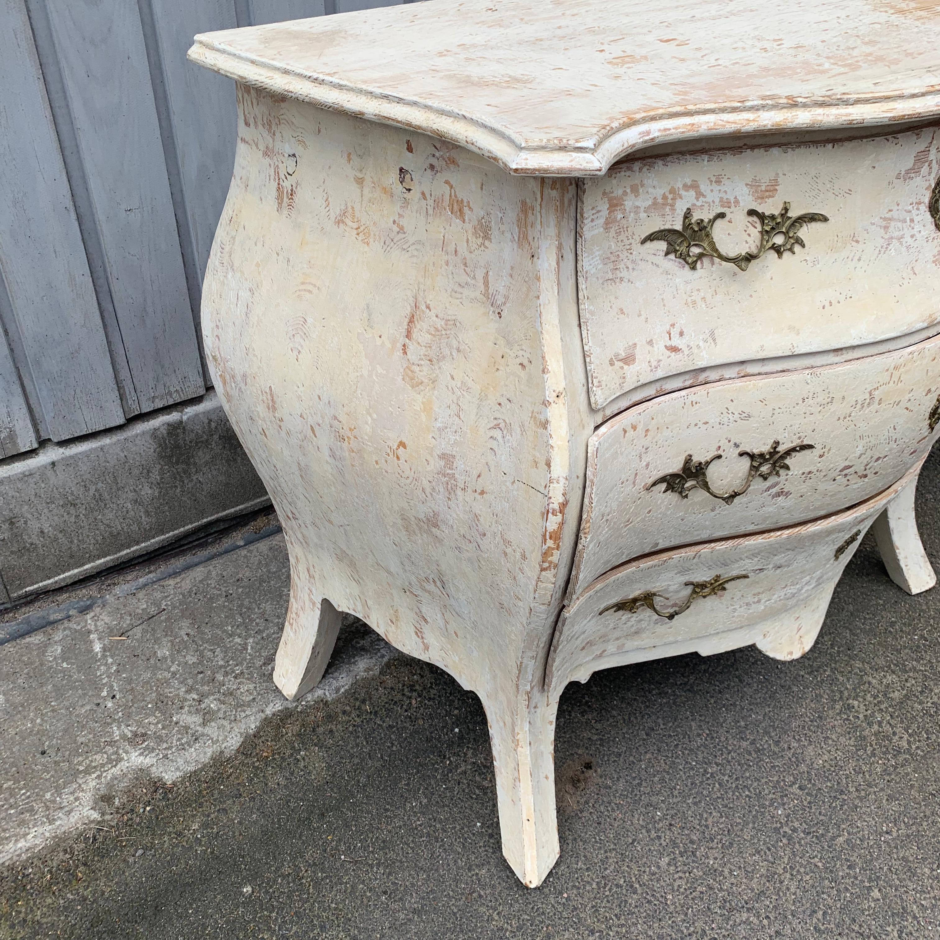 19th Century Gustavian Painted Bombè Chest of Drawers, Sweden 1