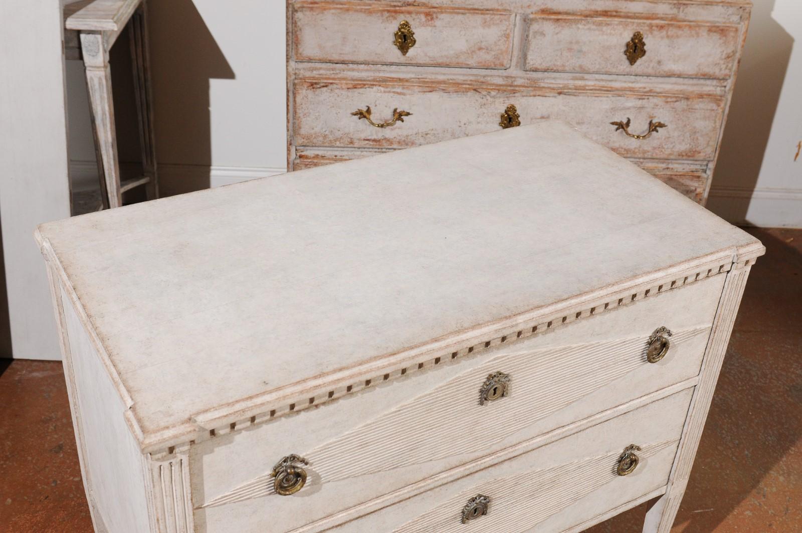 Swedish 19th Century Gustavian Style Painted Wood Chest with Reeded Diamonds In Good Condition In Atlanta, GA