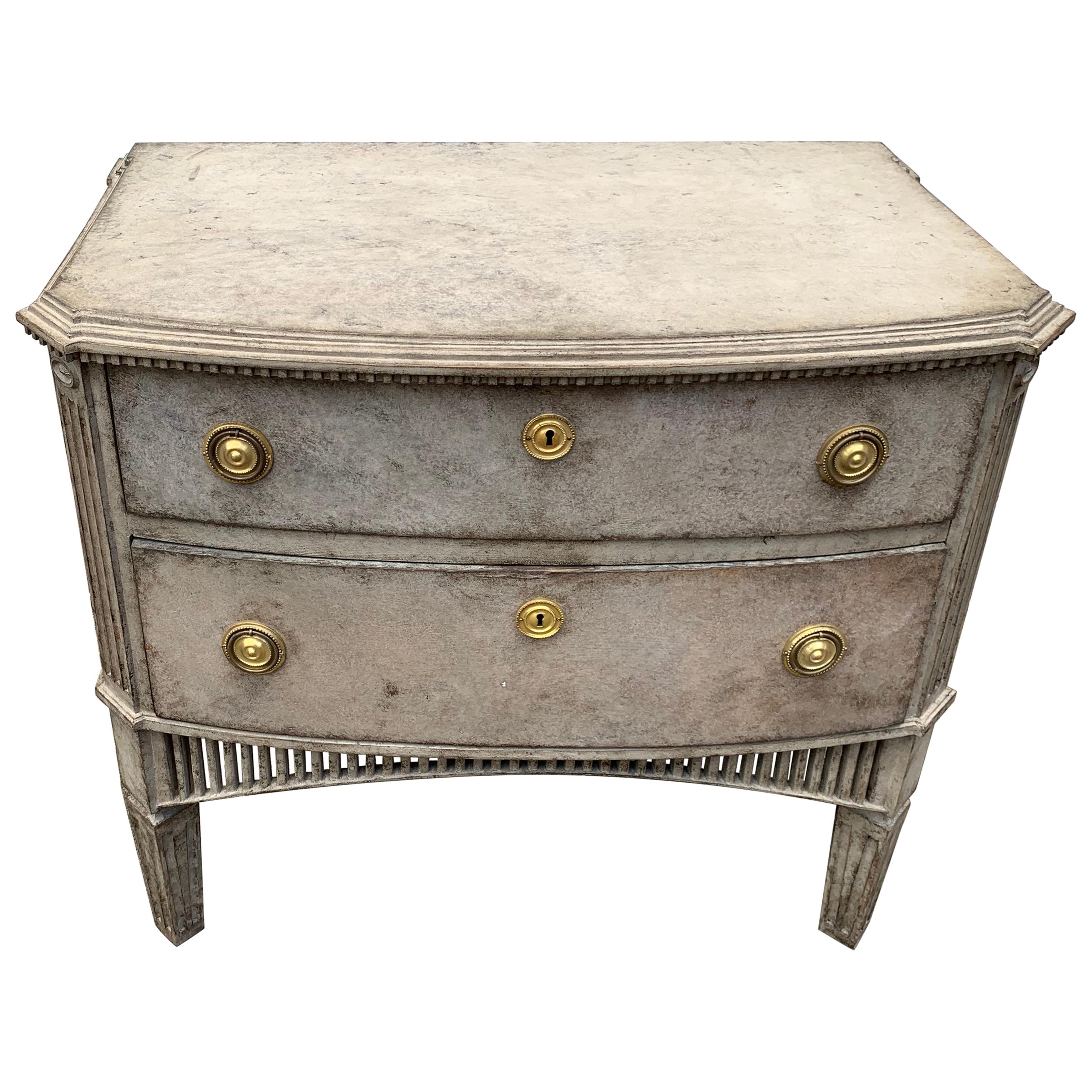 Commode suédoise à deux tiroirs de style gustavien du 19ème siècle avec quincaillerie en laiton