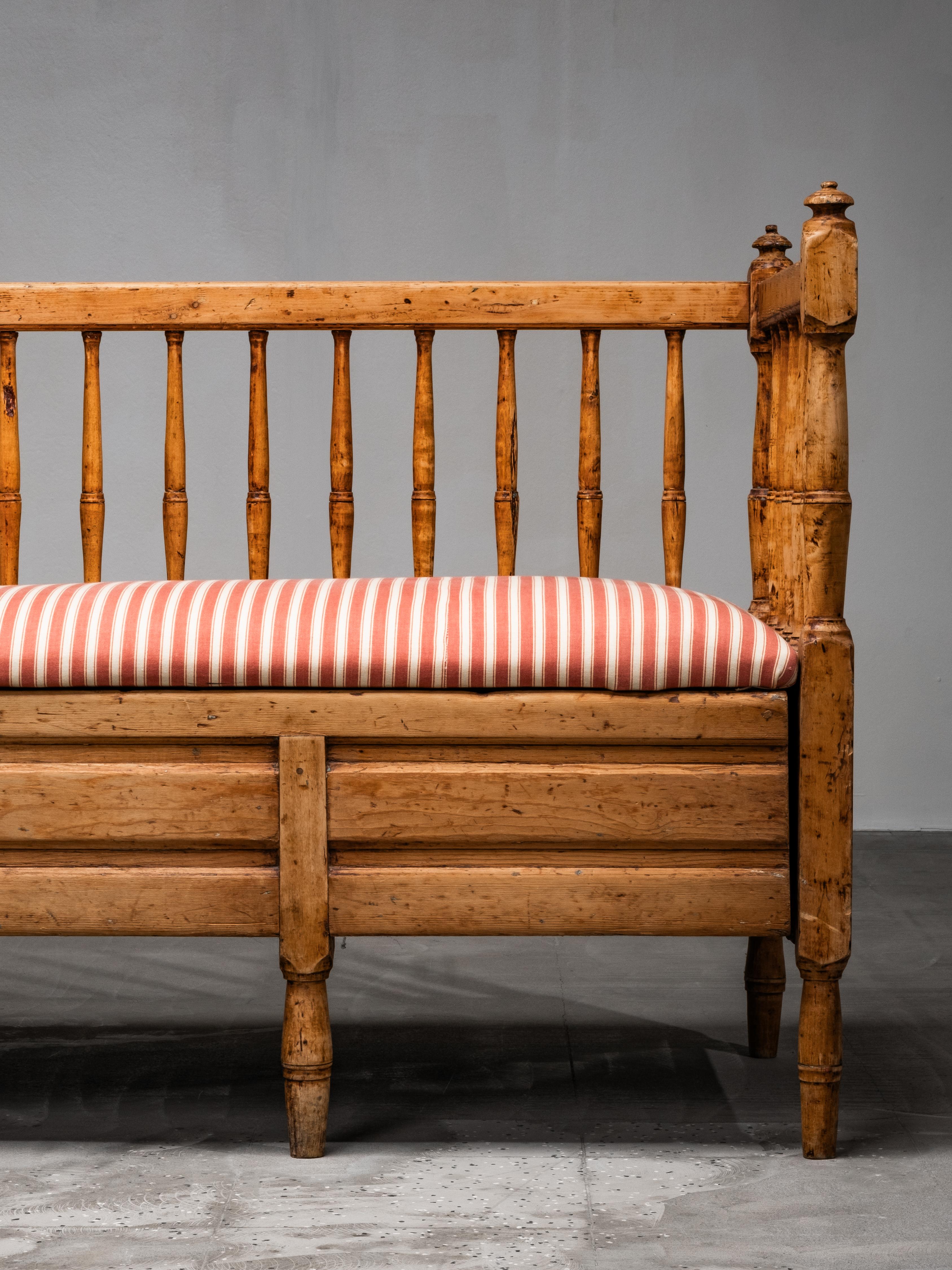Sofá Sueco Gustaviano del Siglo XIX Banco de madera con tapicería de rayas en venta 4