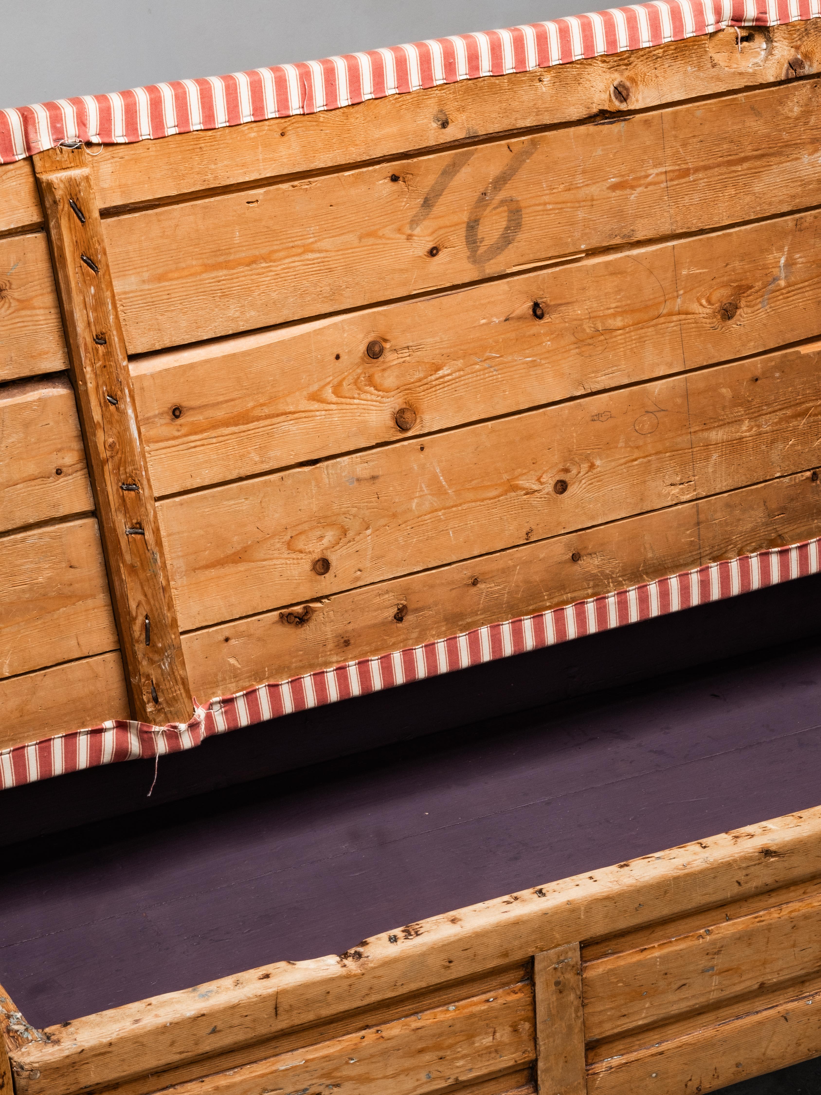 Sofá Sueco Gustaviano del Siglo XIX Banco de madera con tapicería de rayas en venta 6