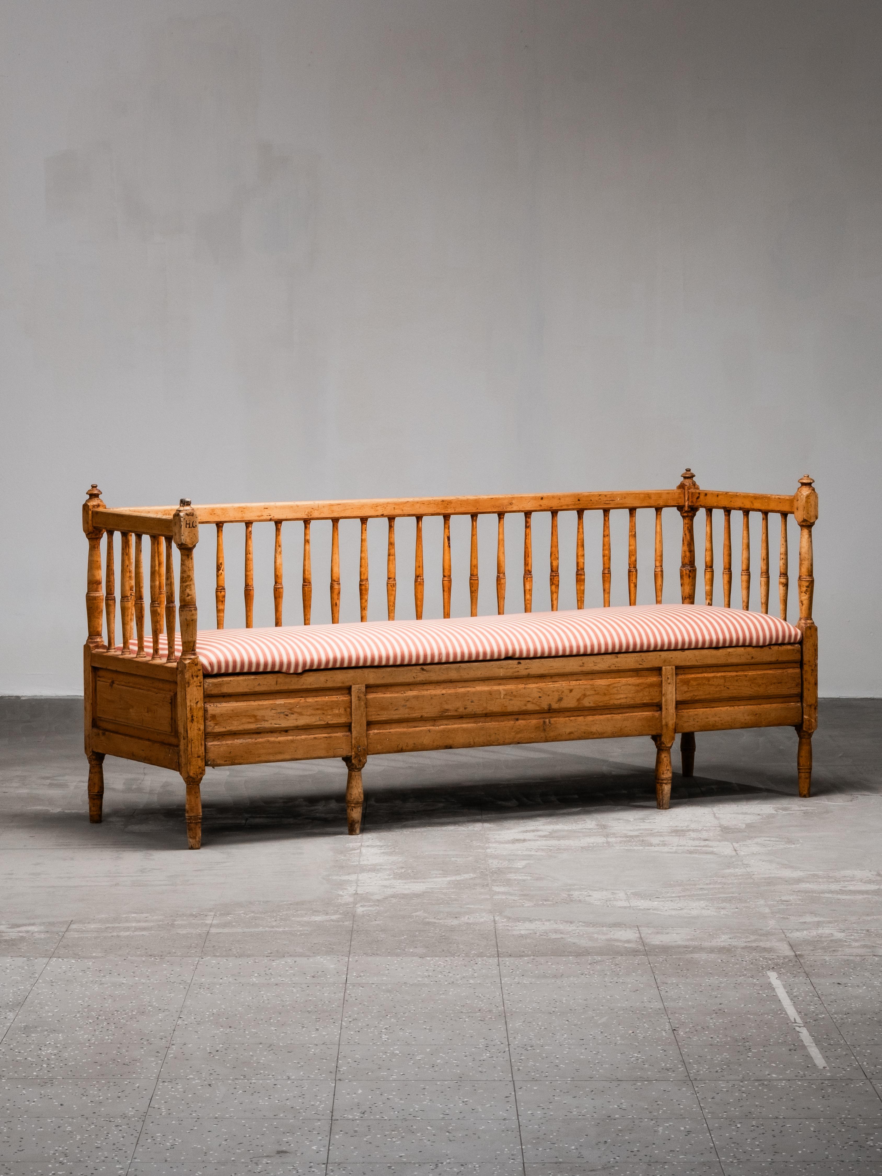 Sofá Sueco Gustaviano del Siglo XIX Banco de madera con tapicería de rayas en venta 7