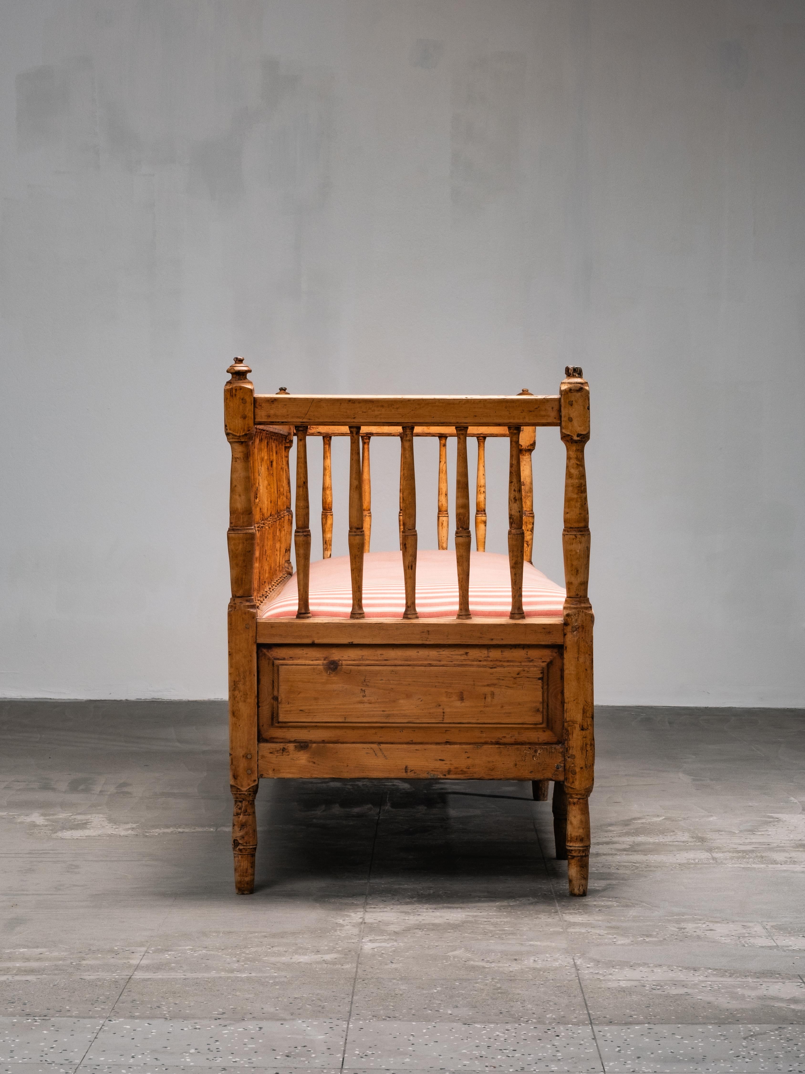 Sofá Sueco Gustaviano del Siglo XIX Banco de madera con tapicería de rayas en venta 11