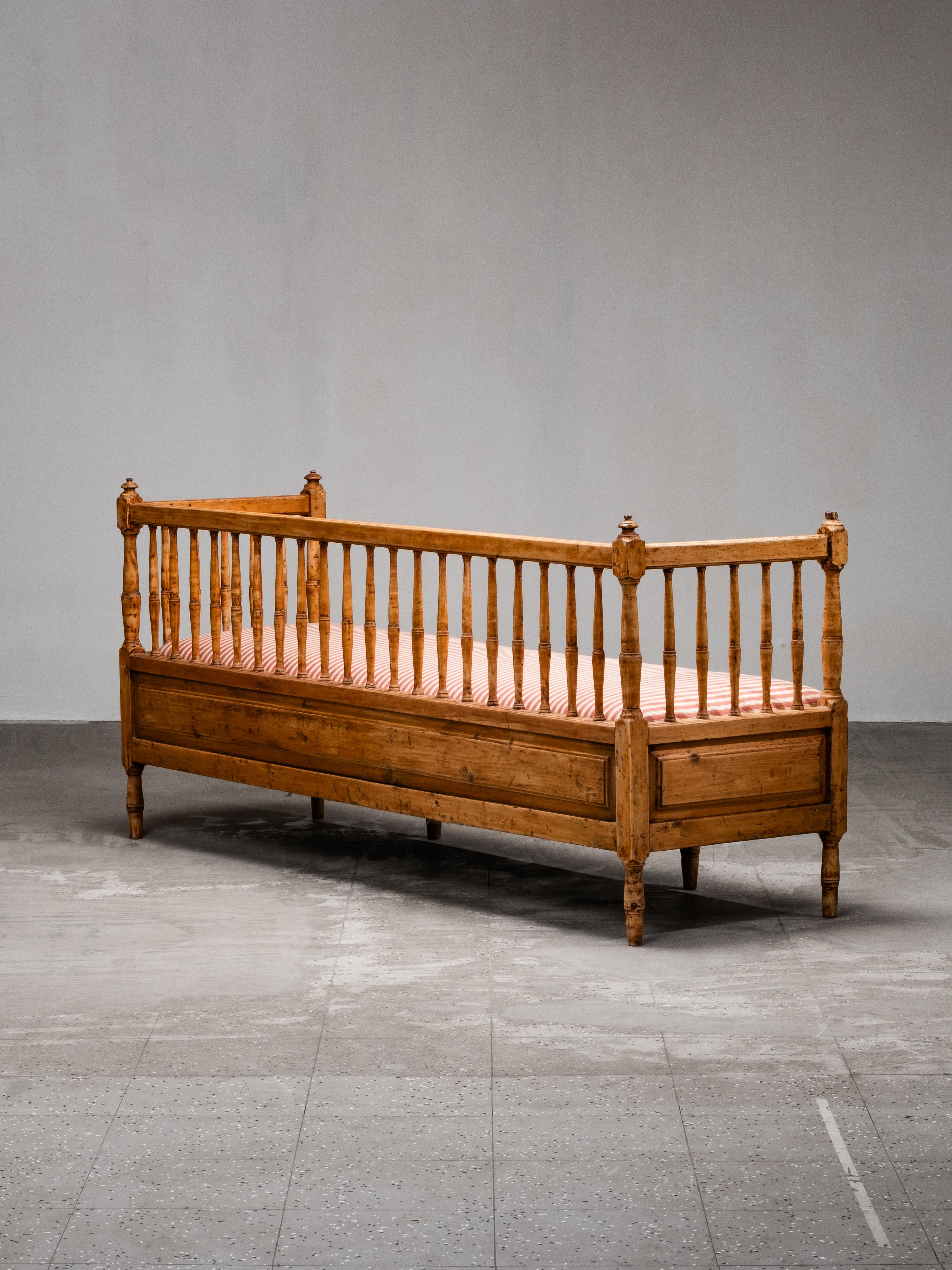Sofá Sueco Gustaviano del Siglo XIX Banco de madera con tapicería de rayas en venta 12