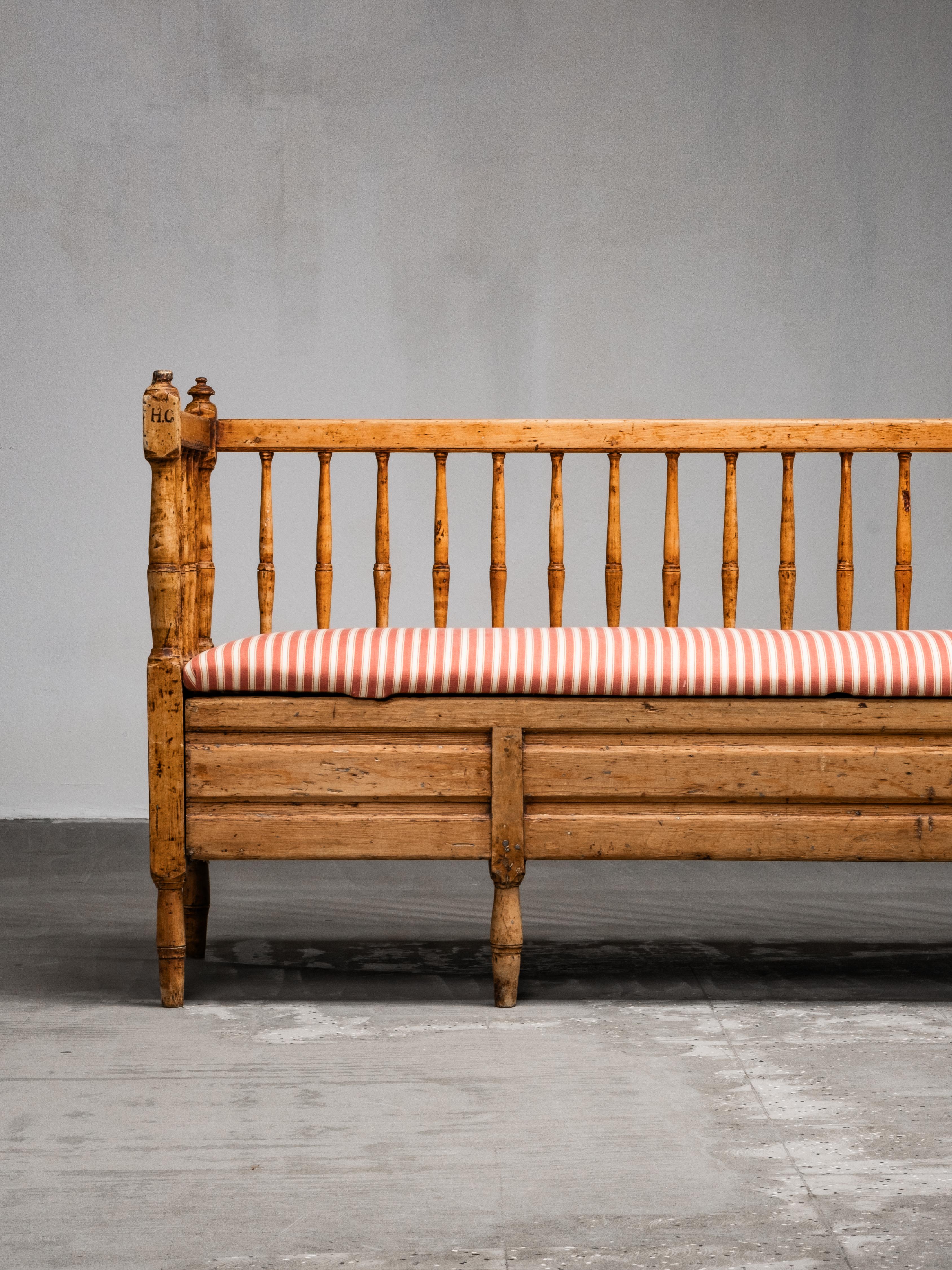 Sofá Sueco Gustaviano del Siglo XIX Banco de madera con tapicería de rayas Hecho a mano en venta