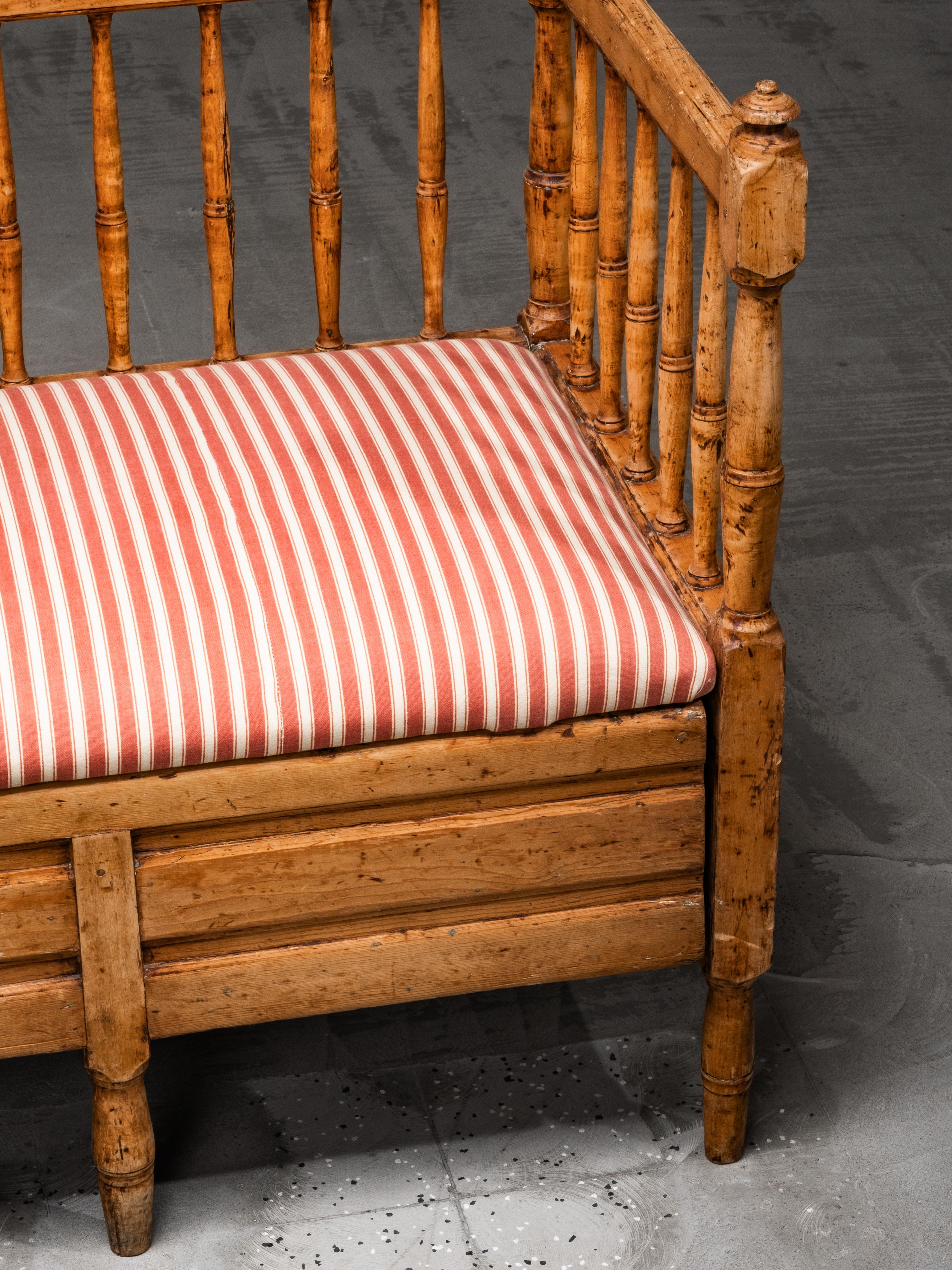 Sofá Sueco Gustaviano del Siglo XIX Banco de madera con tapicería de rayas en Bueno estado para la venta en Karis, Nyland