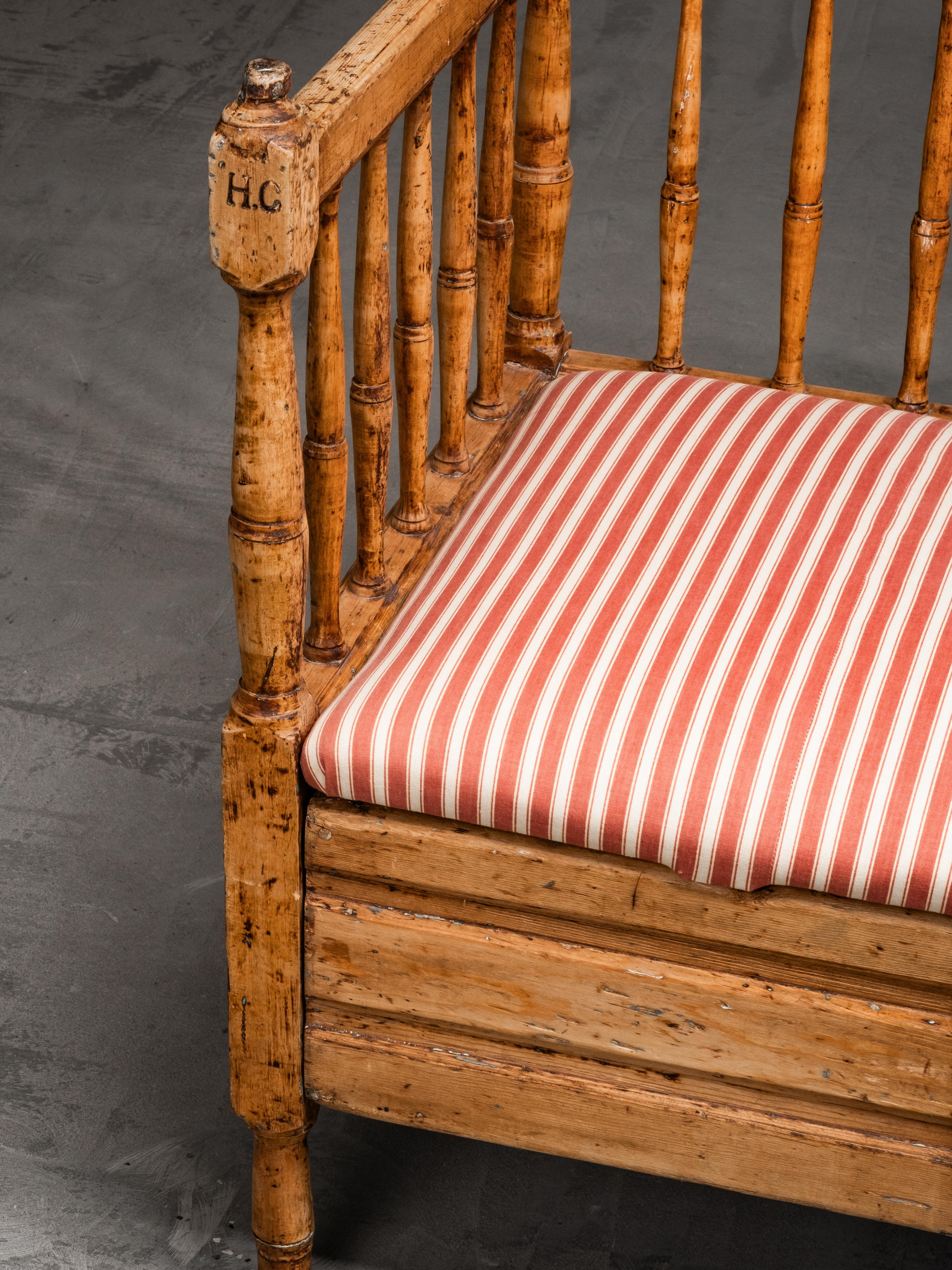 Sofá Sueco Gustaviano del Siglo XIX Banco de madera con tapicería de rayas siglo XIX en venta