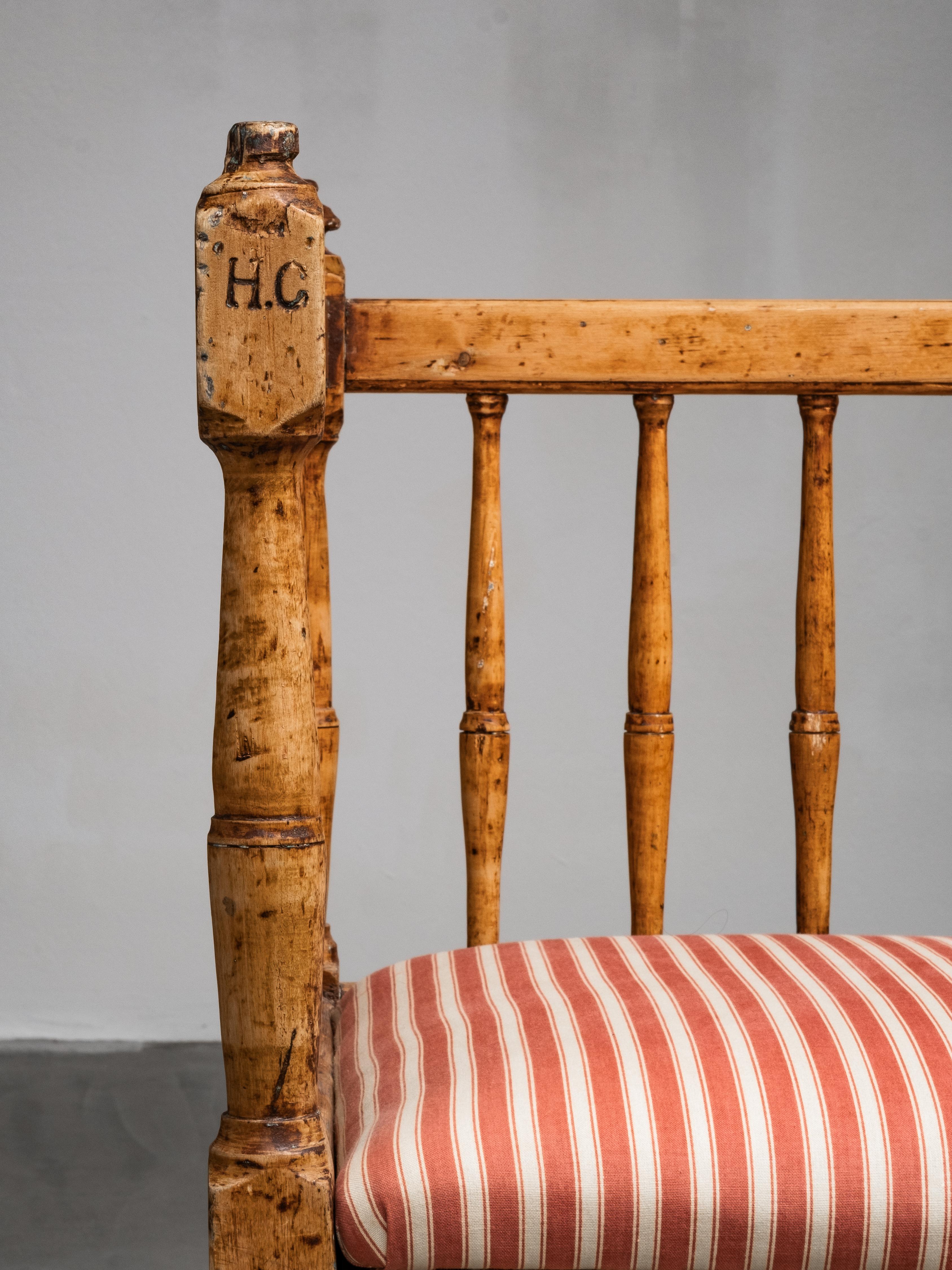 Sofá Sueco Gustaviano del Siglo XIX Banco de madera con tapicería de rayas Tela en venta