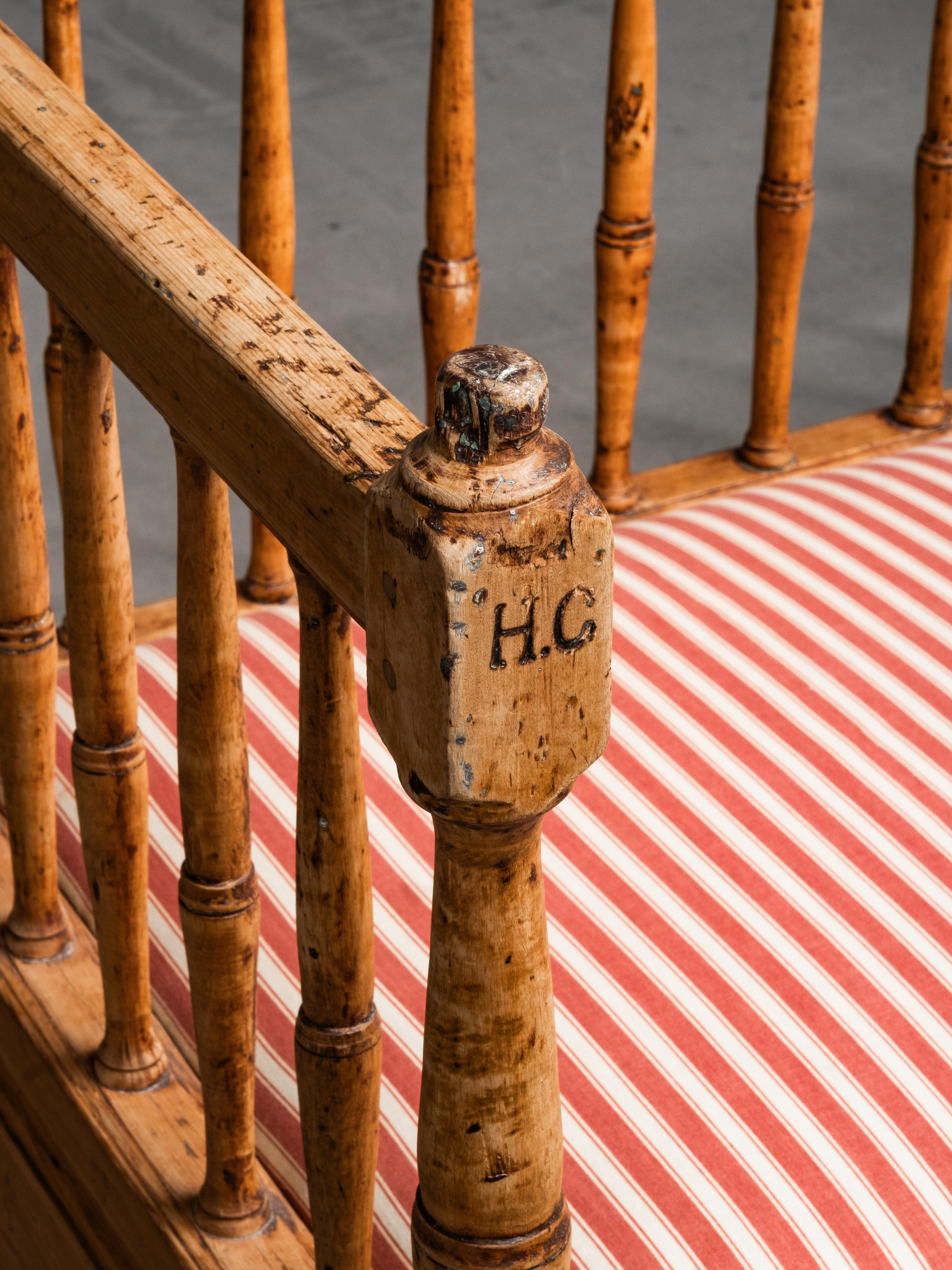 Sofá Sueco Gustaviano del Siglo XIX Banco de madera con tapicería de rayas en venta 1