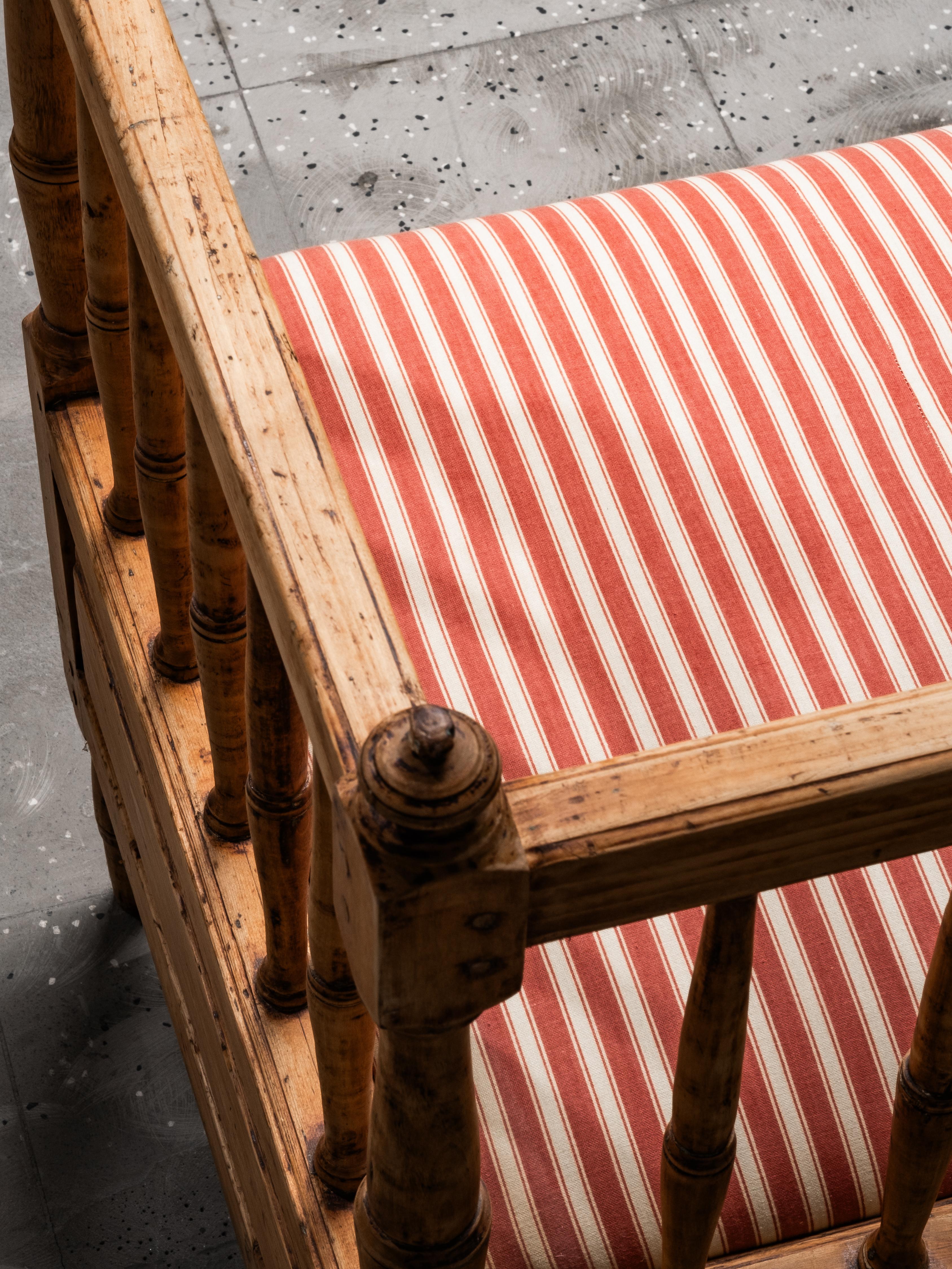 Sofá Sueco Gustaviano del Siglo XIX Banco de madera con tapicería de rayas en venta 2