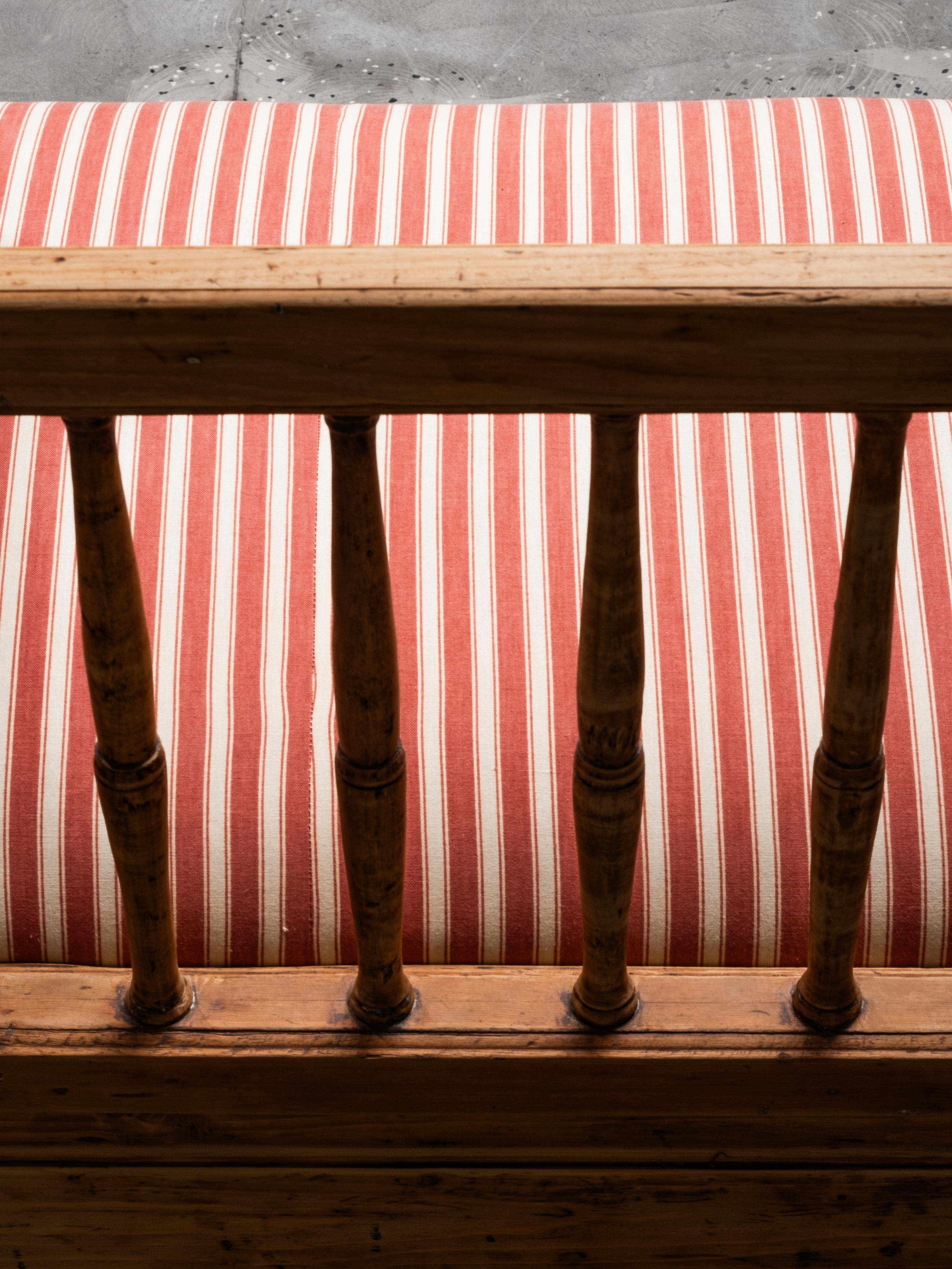 Sofá Sueco Gustaviano del Siglo XIX Banco de madera con tapicería de rayas en venta 3