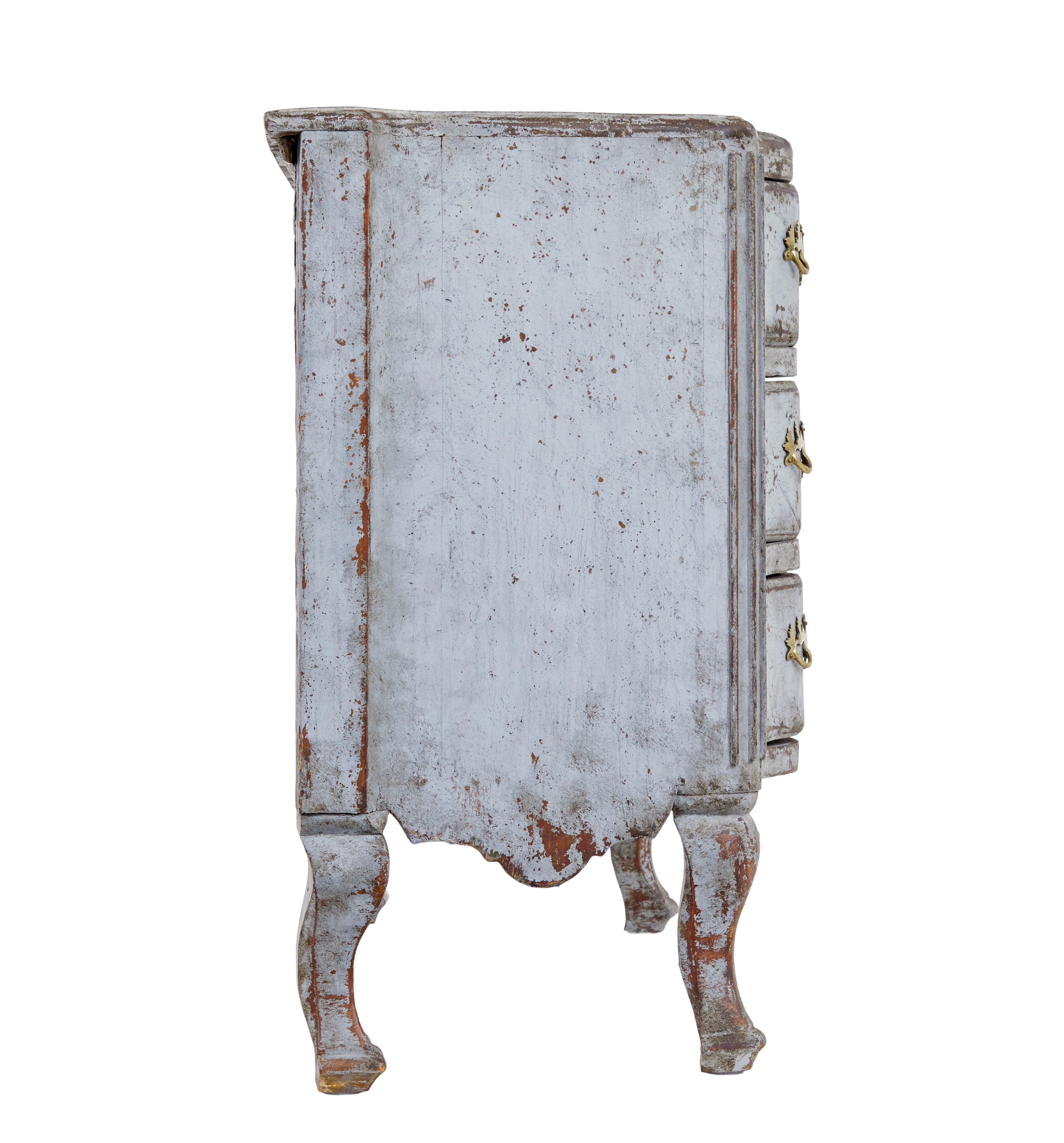 Swedish 19th century hand painted Gustavian chest of drawers For Sale 4