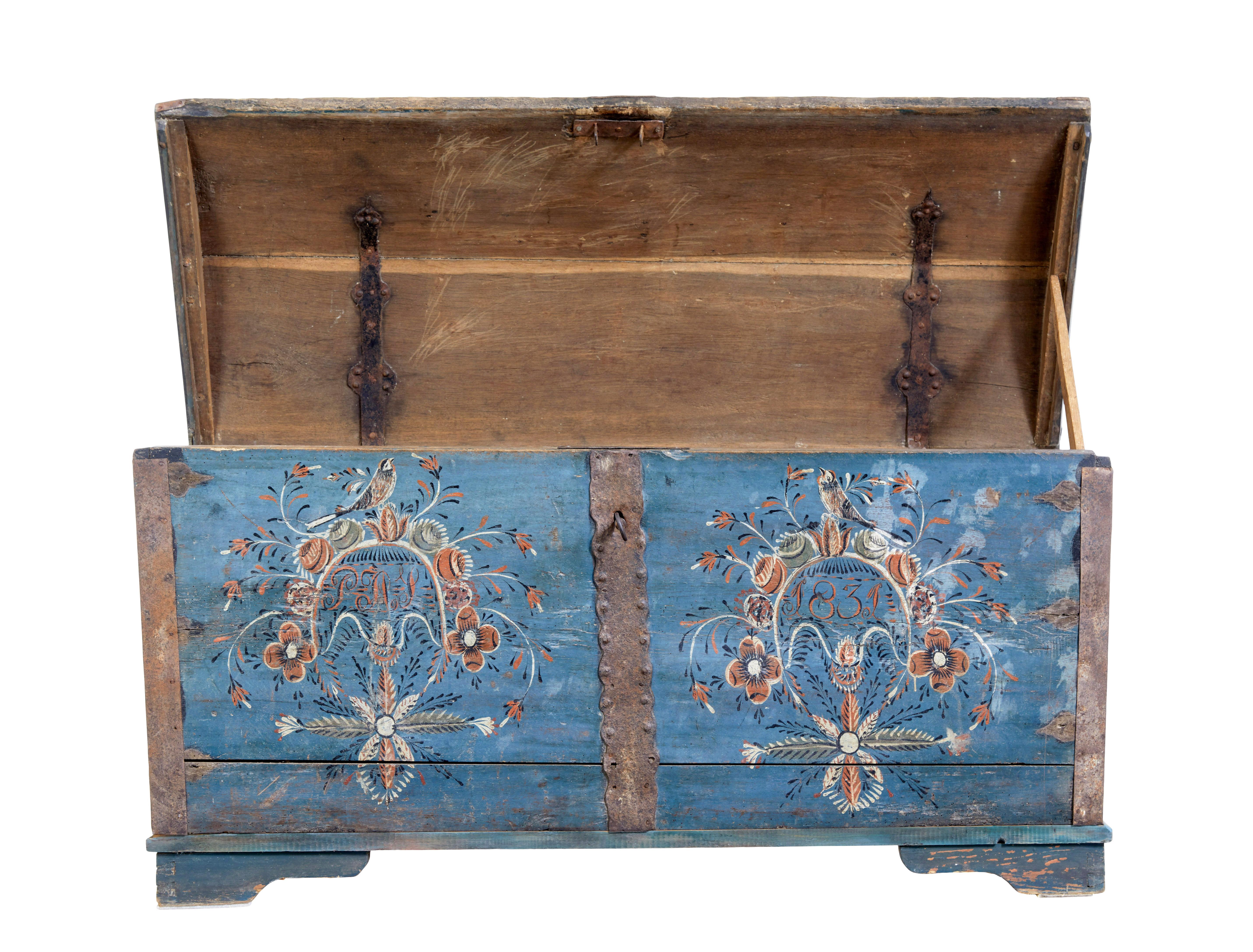 Forziere svedese in rovere dipinto a mano del XIX secolo, circa 1831.

Anche se abbiamo datato questo pezzo all'epoca in cui è stato dipinto, è molto più antico, data la presenza di cinghie precedentemente applicate.

Il forziere a cupola, che è