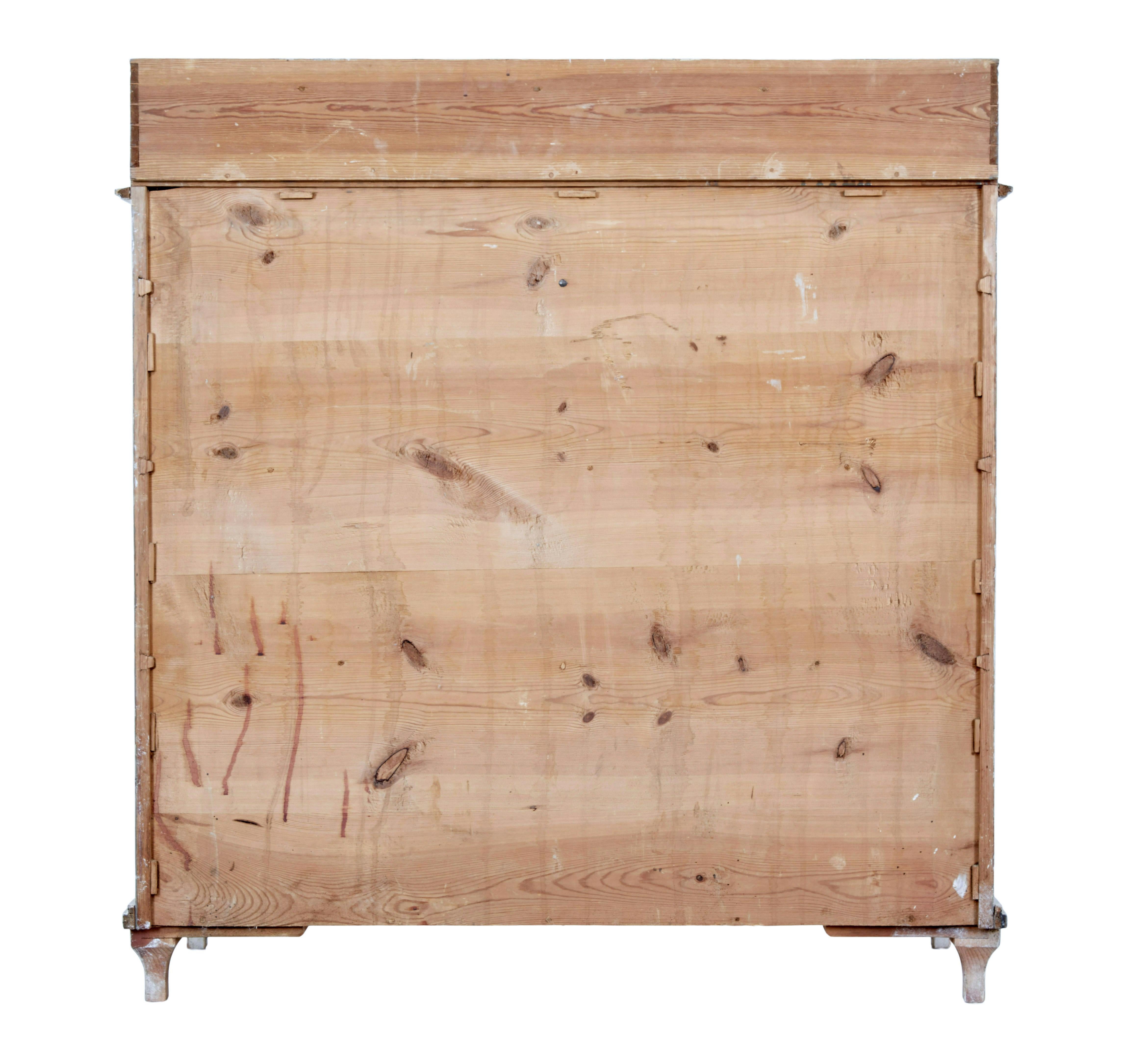 Svedese Armadio svedese in pino dipinto a mano del XIX secolo in vendita