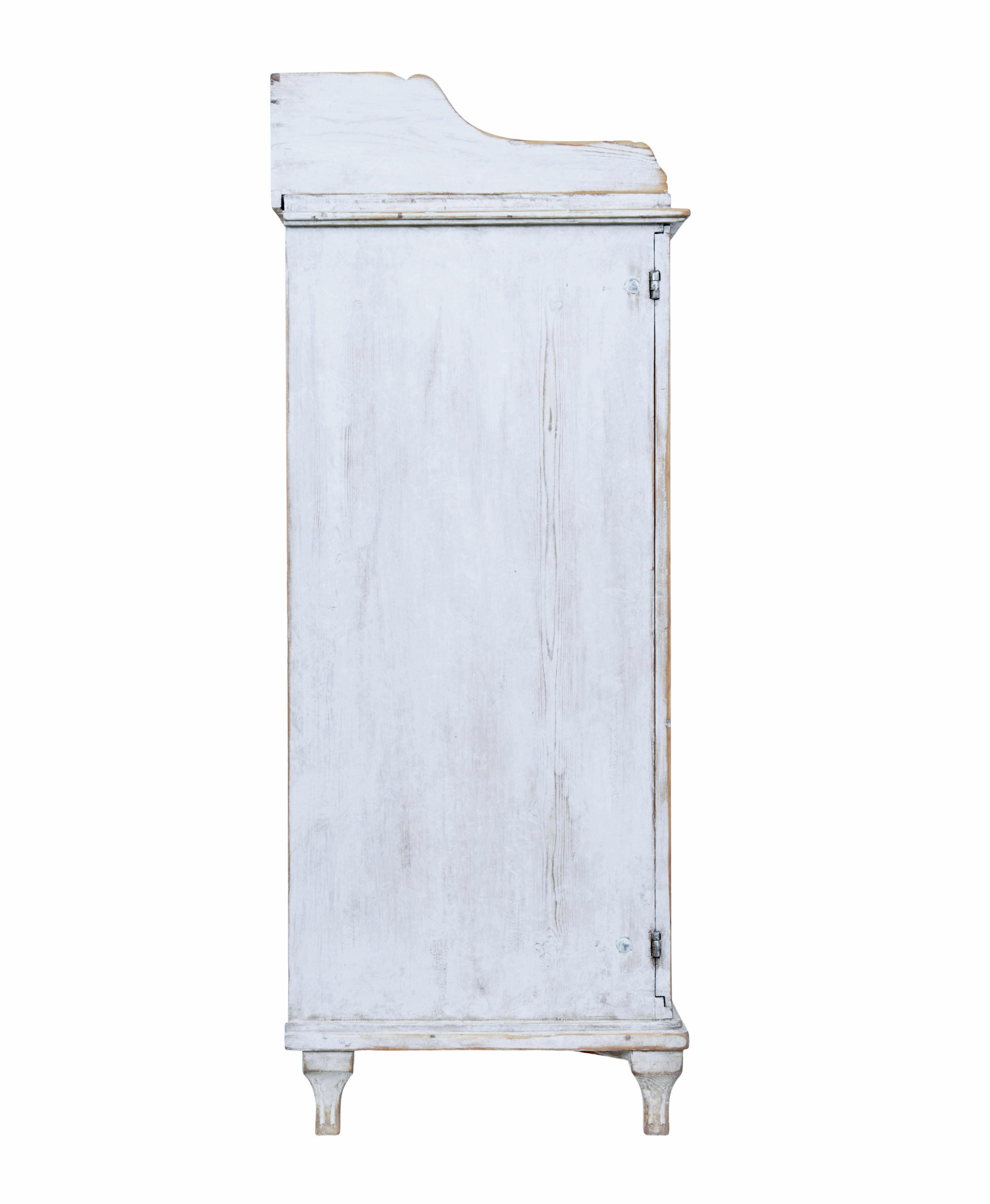 Intagliato a mano Armadio svedese in pino dipinto a mano del XIX secolo in vendita