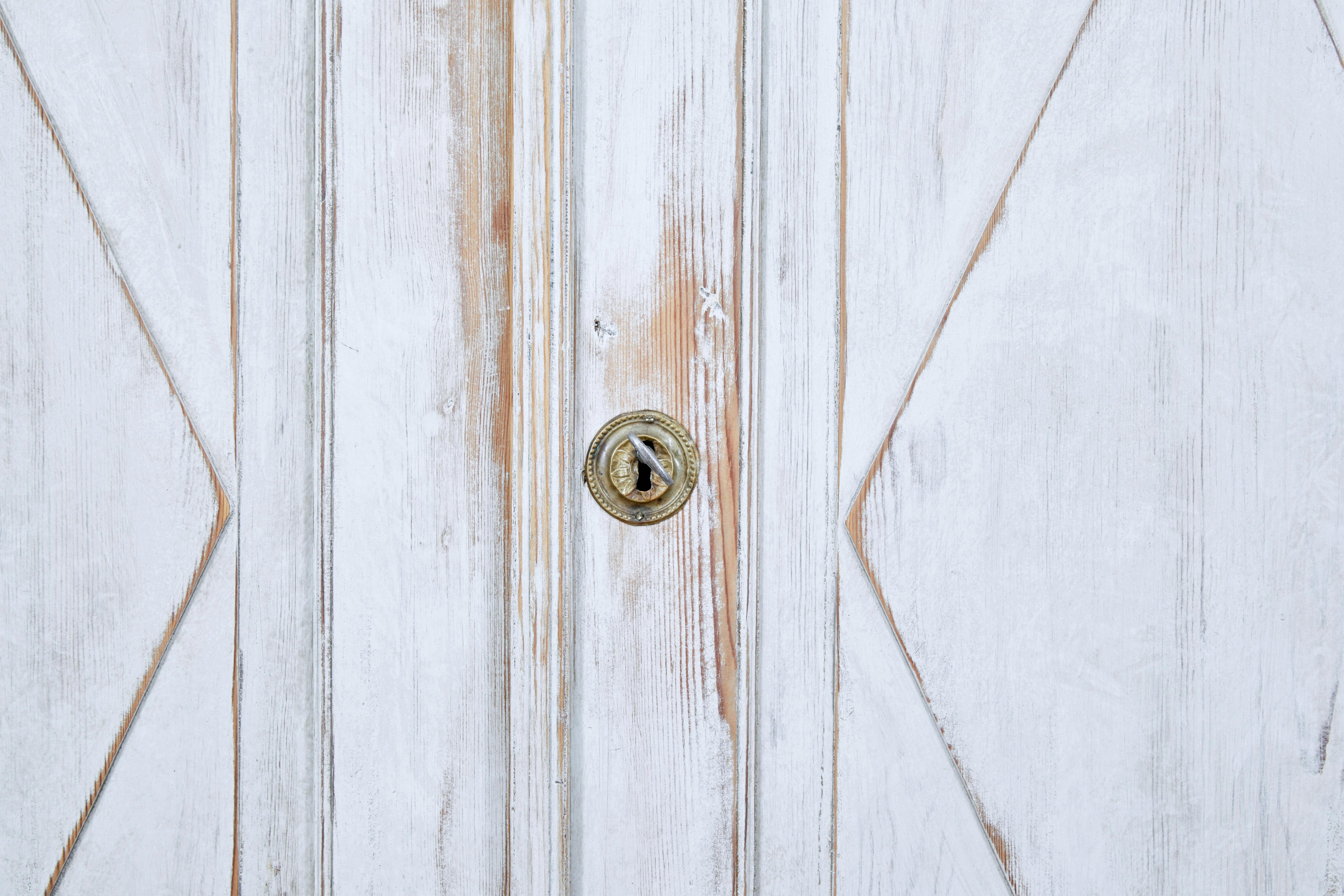 Armadio svedese in pino dipinto a mano del XIX secolo In condizioni buone in vendita a Debenham, Suffolk