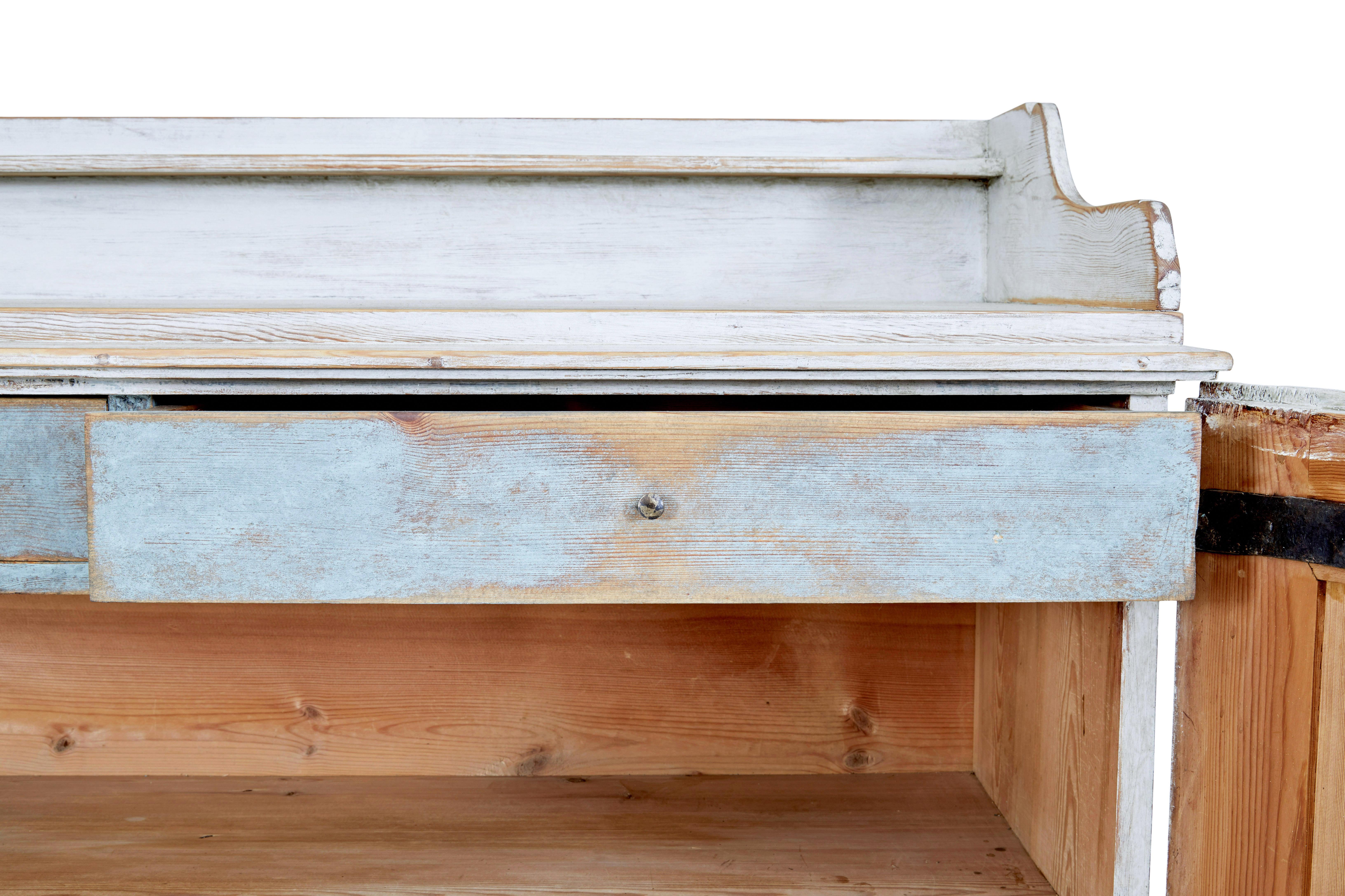 Pino Armadio svedese in pino dipinto a mano del XIX secolo in vendita