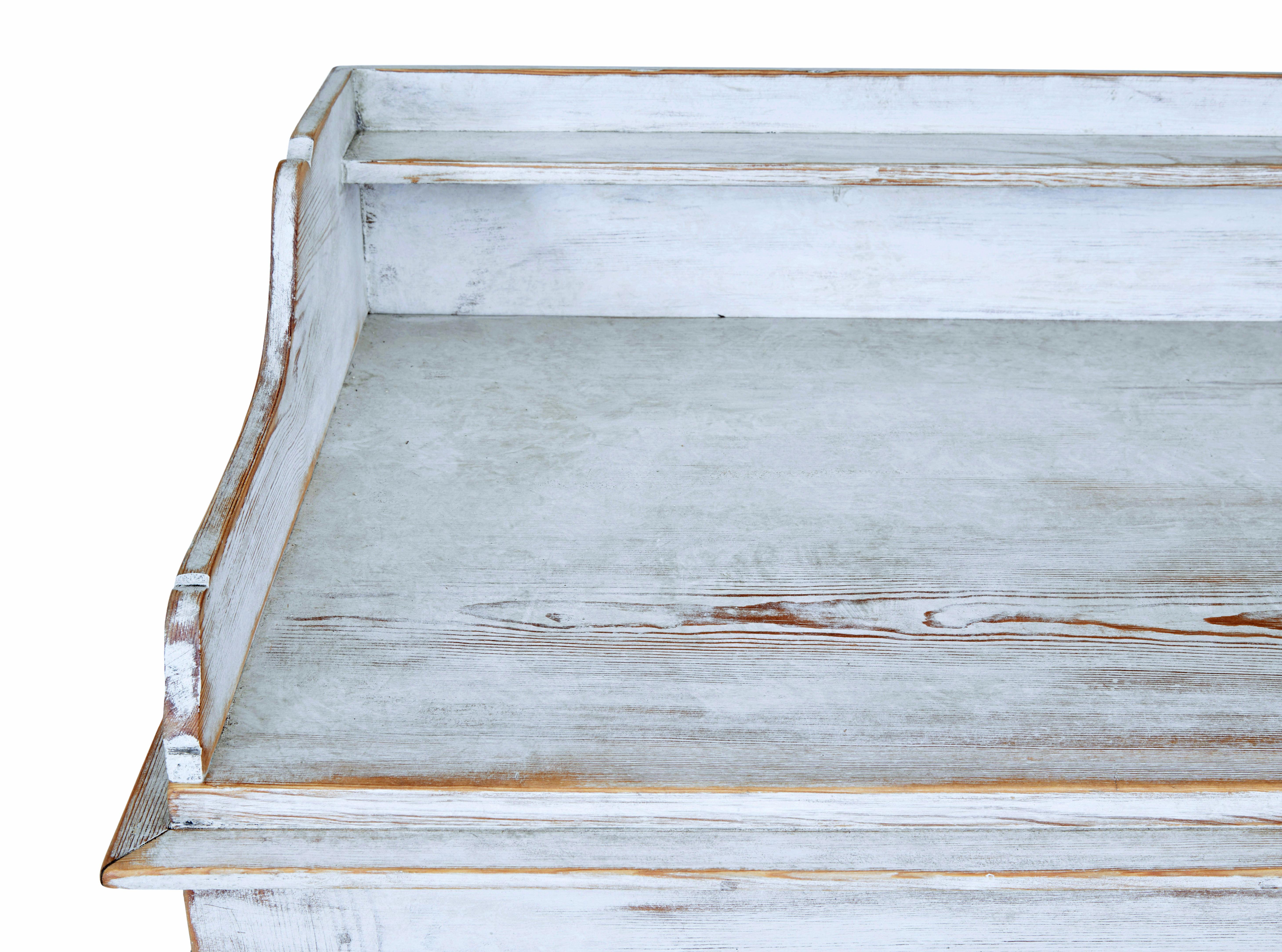 Armadio svedese in pino dipinto a mano del XIX secolo in vendita 1