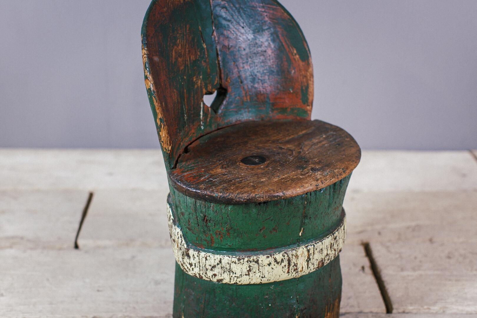 Schwedischer Einbaumstuhl oder Kubbastol mit Liebesherz aus dem 19 im Zustand „Relativ gut“ in Pease pottage, West Sussex