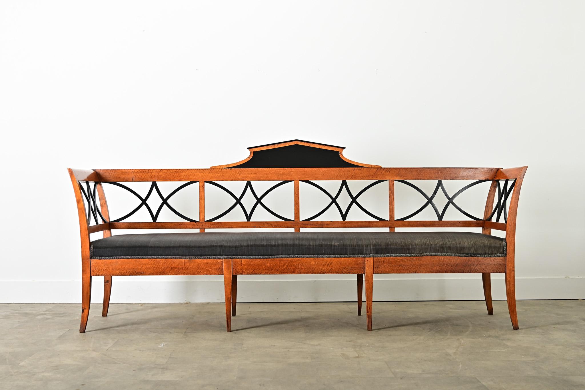 Suédois Swedish 19th Century Maple Biedermeier Settee en vente