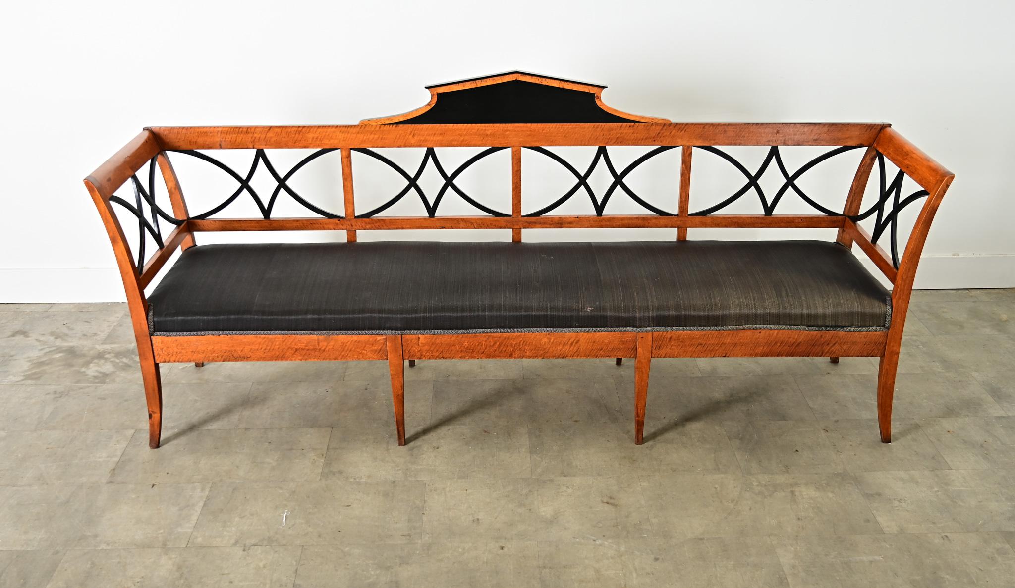 Ébénisé Swedish 19th Century Maple Biedermeier Settee en vente
