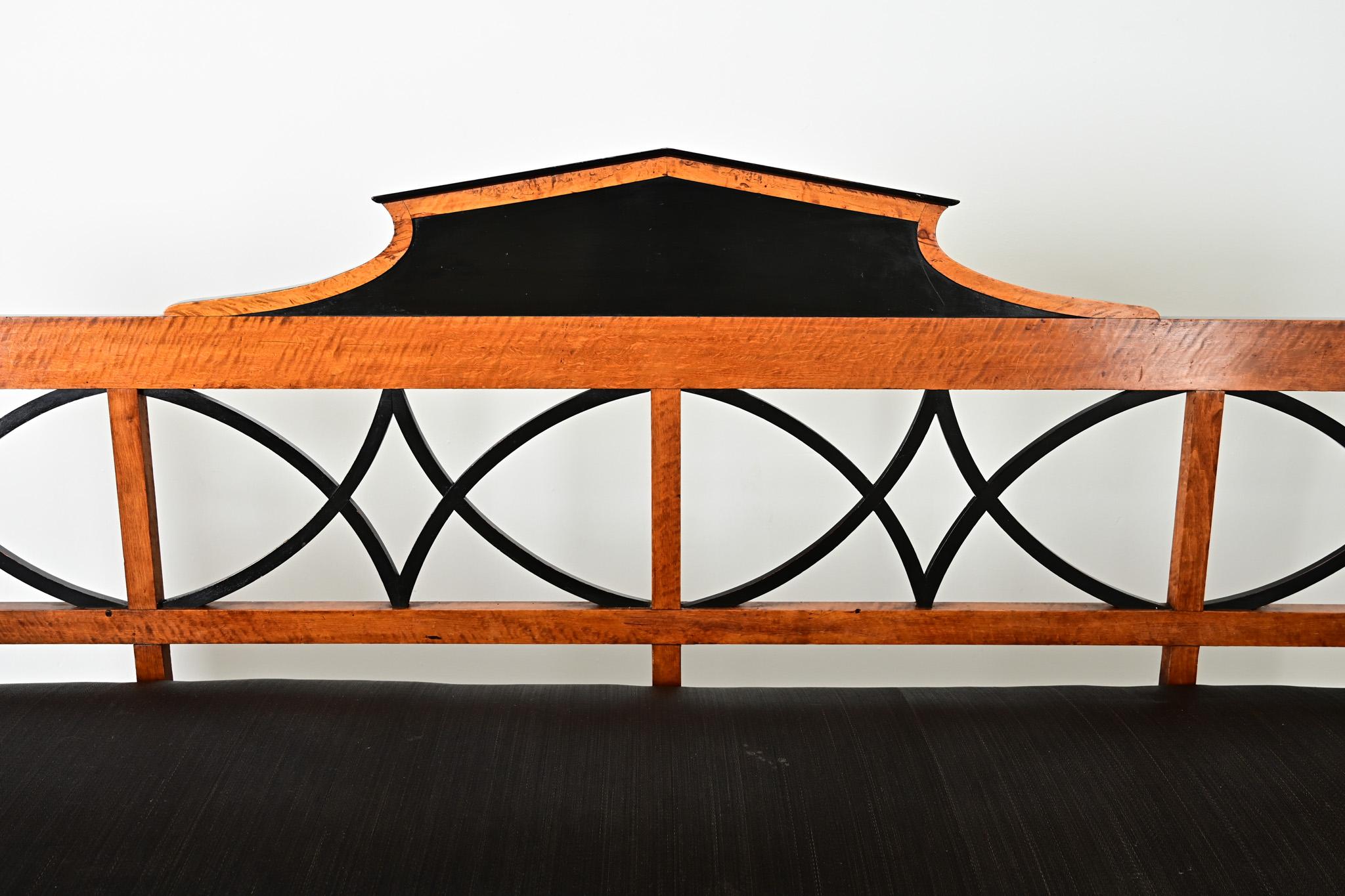 Swedish 19th Century Maple Biedermeier Settee Bon état - En vente à Baton Rouge, LA