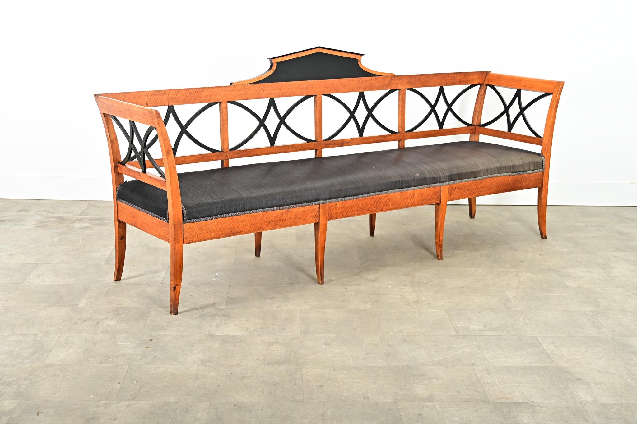 XIXe siècle Swedish 19th Century Maple Biedermeier Settee en vente