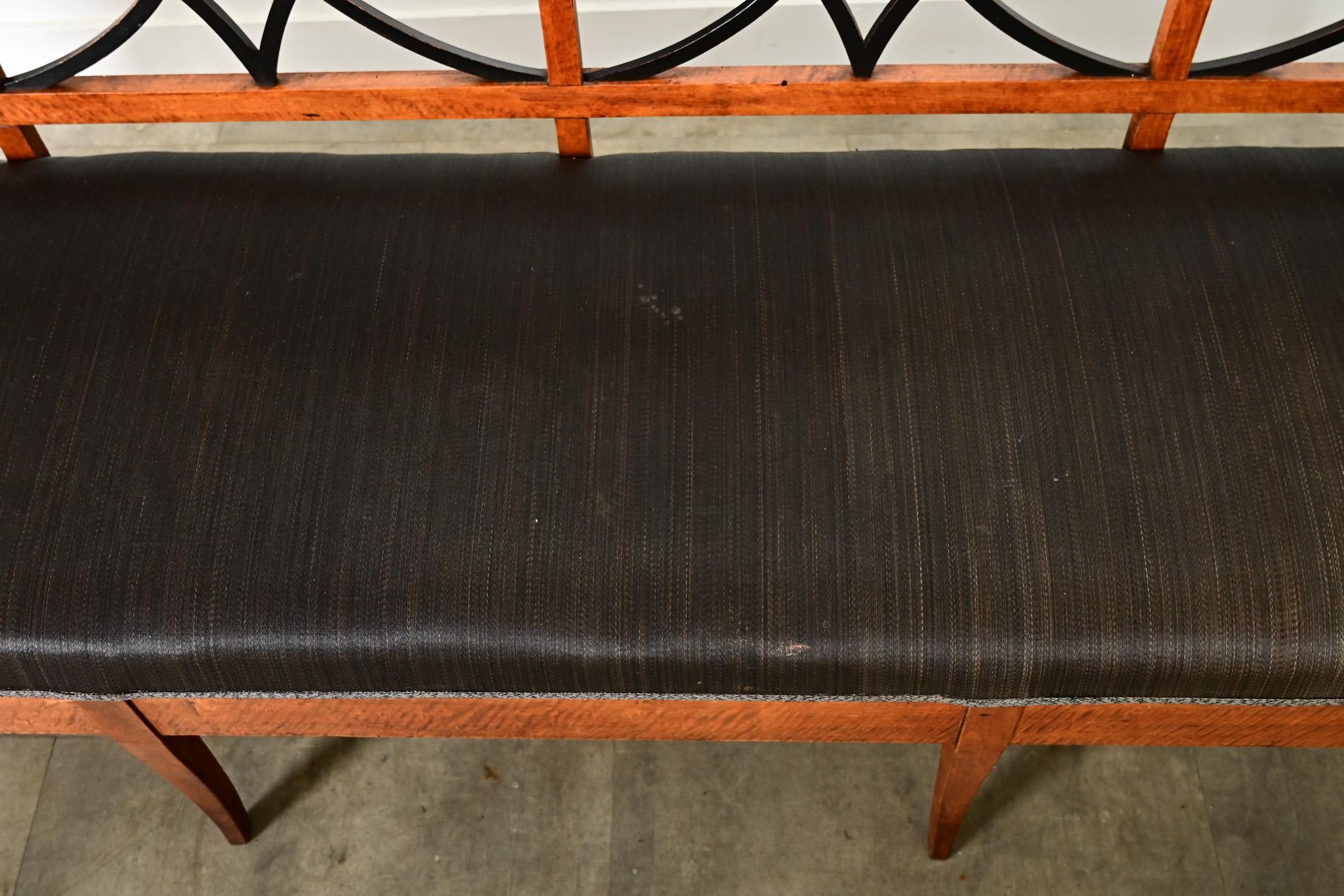 Érable Swedish 19th Century Maple Biedermeier Settee en vente