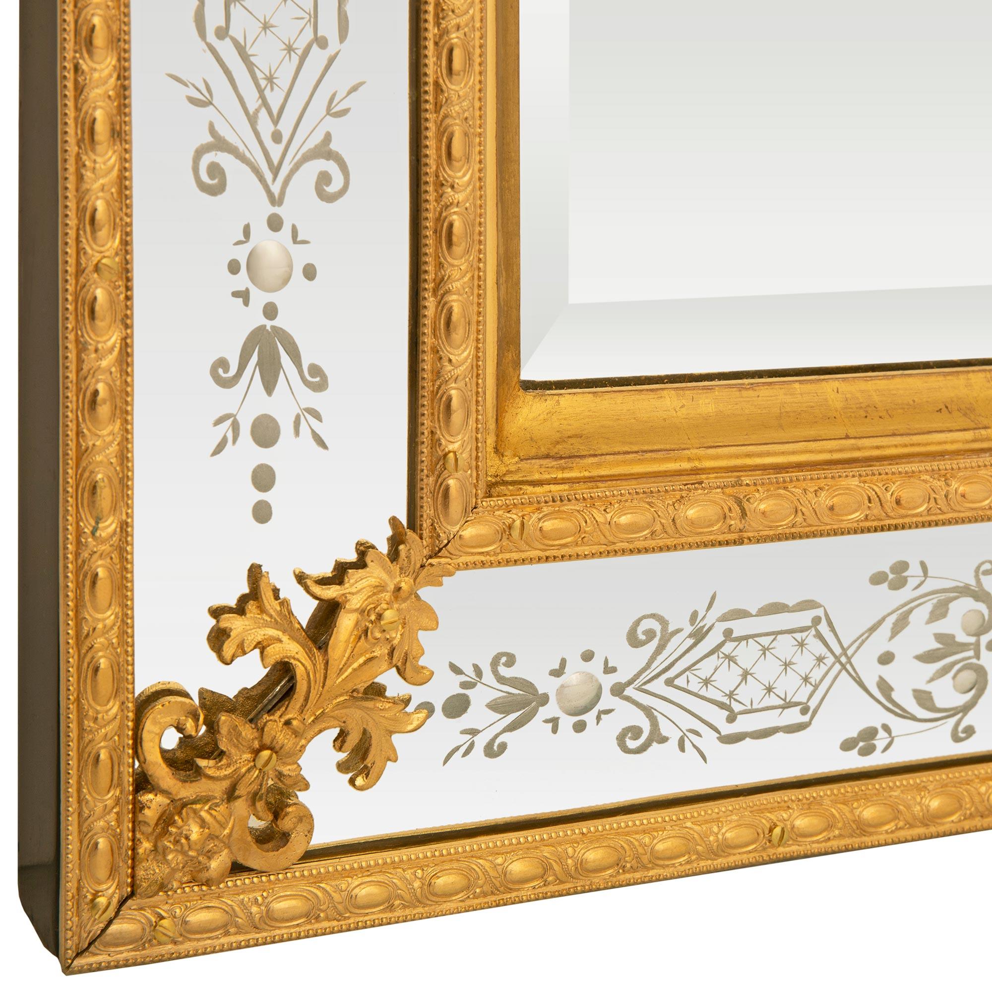 Specchio svedese neoclassico del XIX secolo in legno dorato inciso e ormeggio in vendita 2
