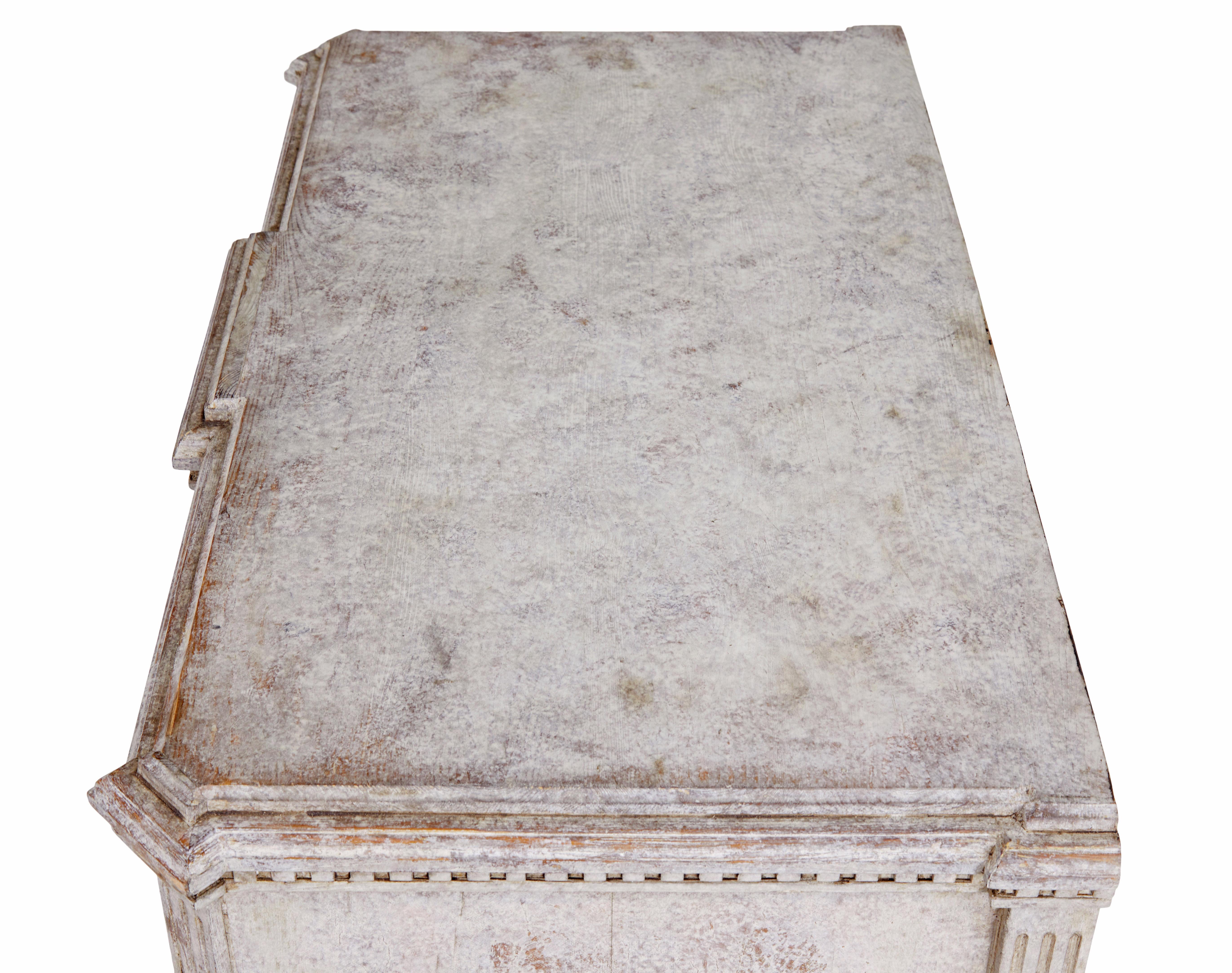 Cassettiera svedese dipinta del XIX secolo, circa 1880.

Elegante commodo svedese dipinto di alta qualità.  Piano sagomato a rompicollo e frontali dei cassetti a blocco.

Superficie superiore a gradini con dettagli a dentello sotto la modanatura. 